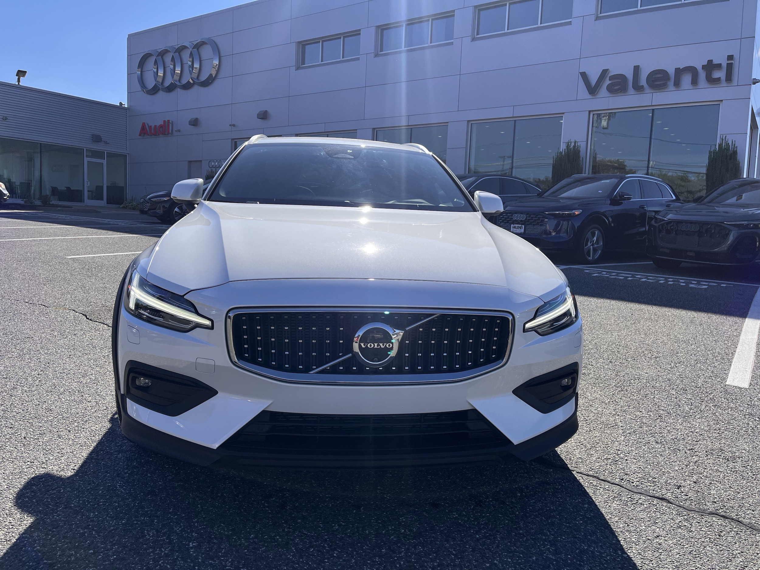 2024 Volvo V60 Cross Country Plus's photo