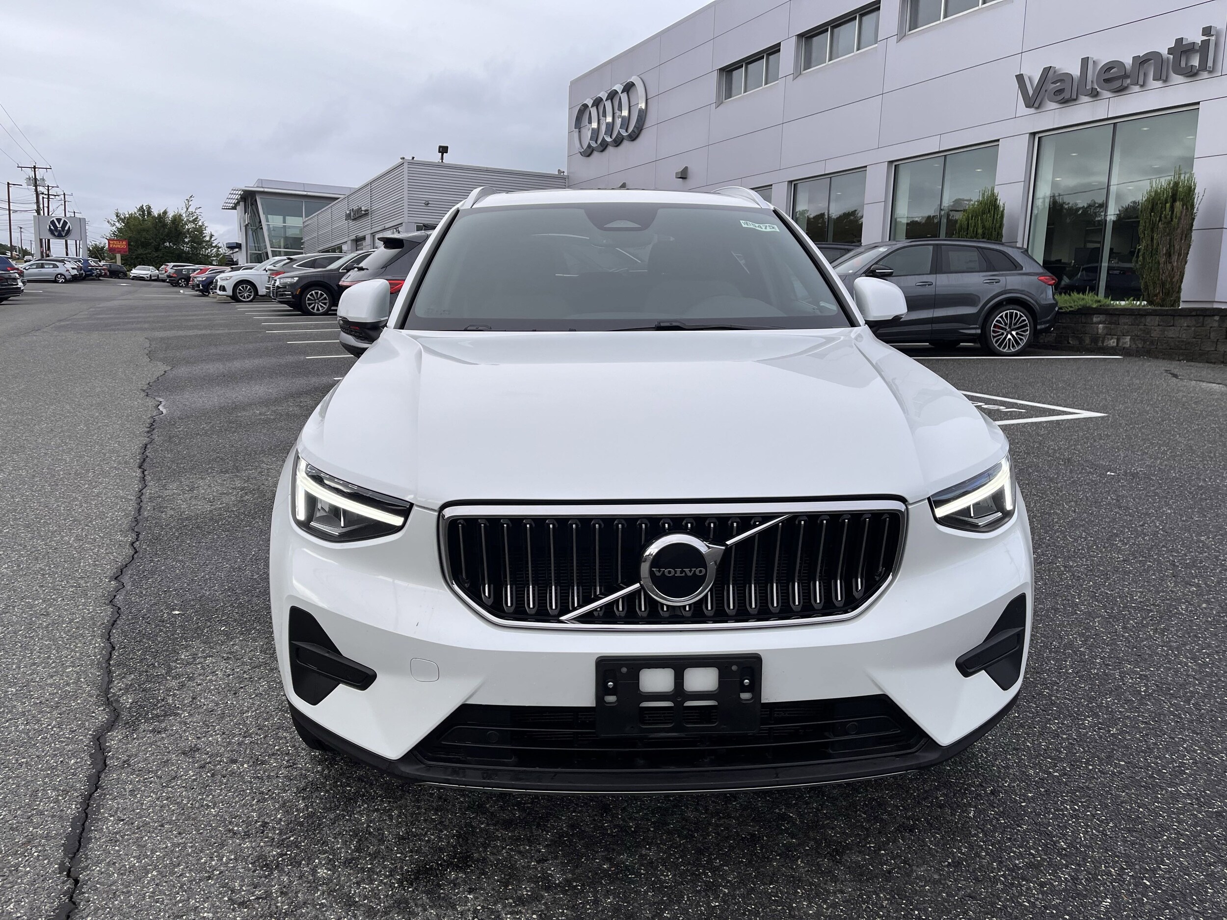 2025 Volvo XC40 Core photo 2