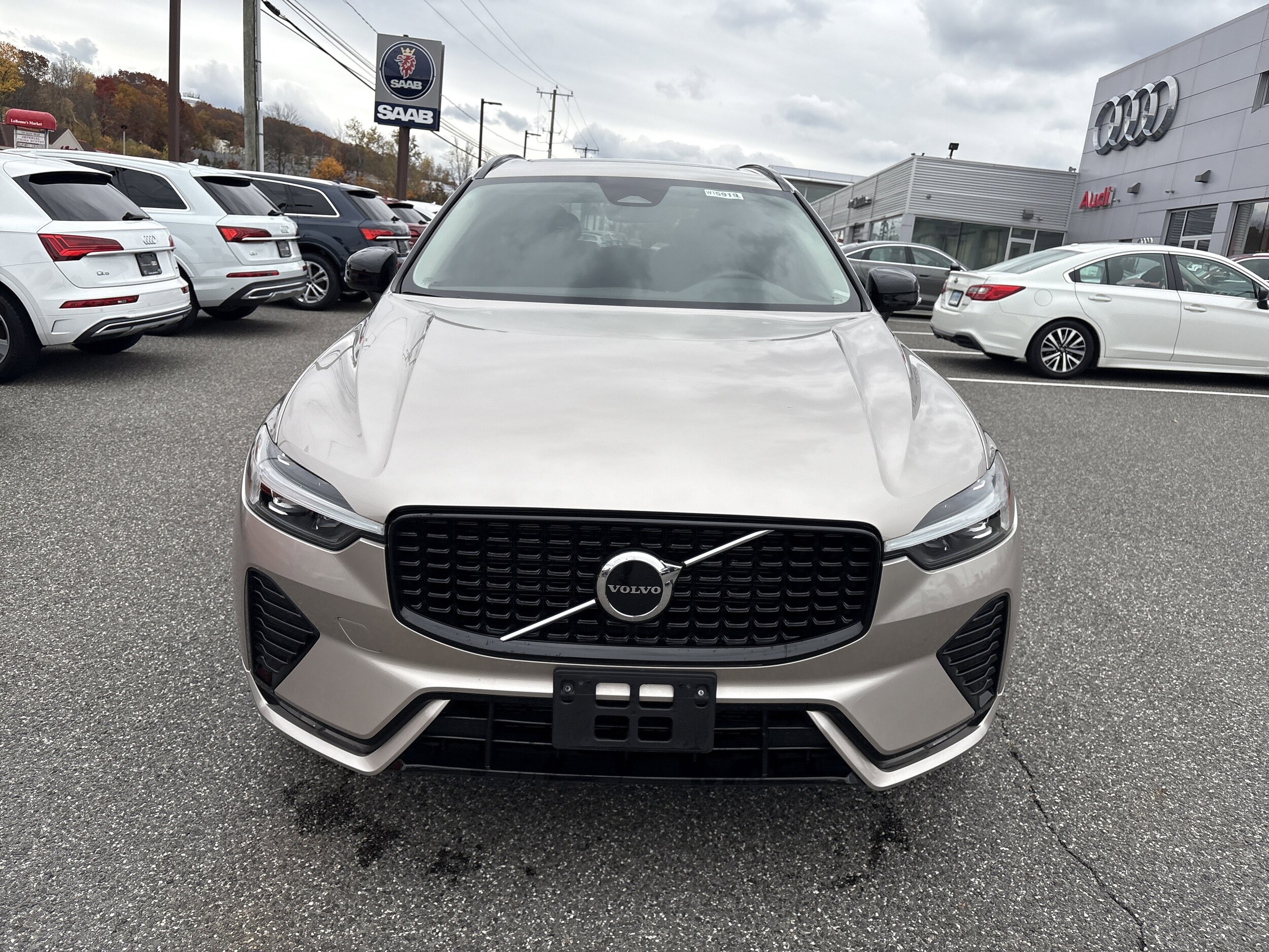 2025 Volvo XC60 B5 Core photo 2