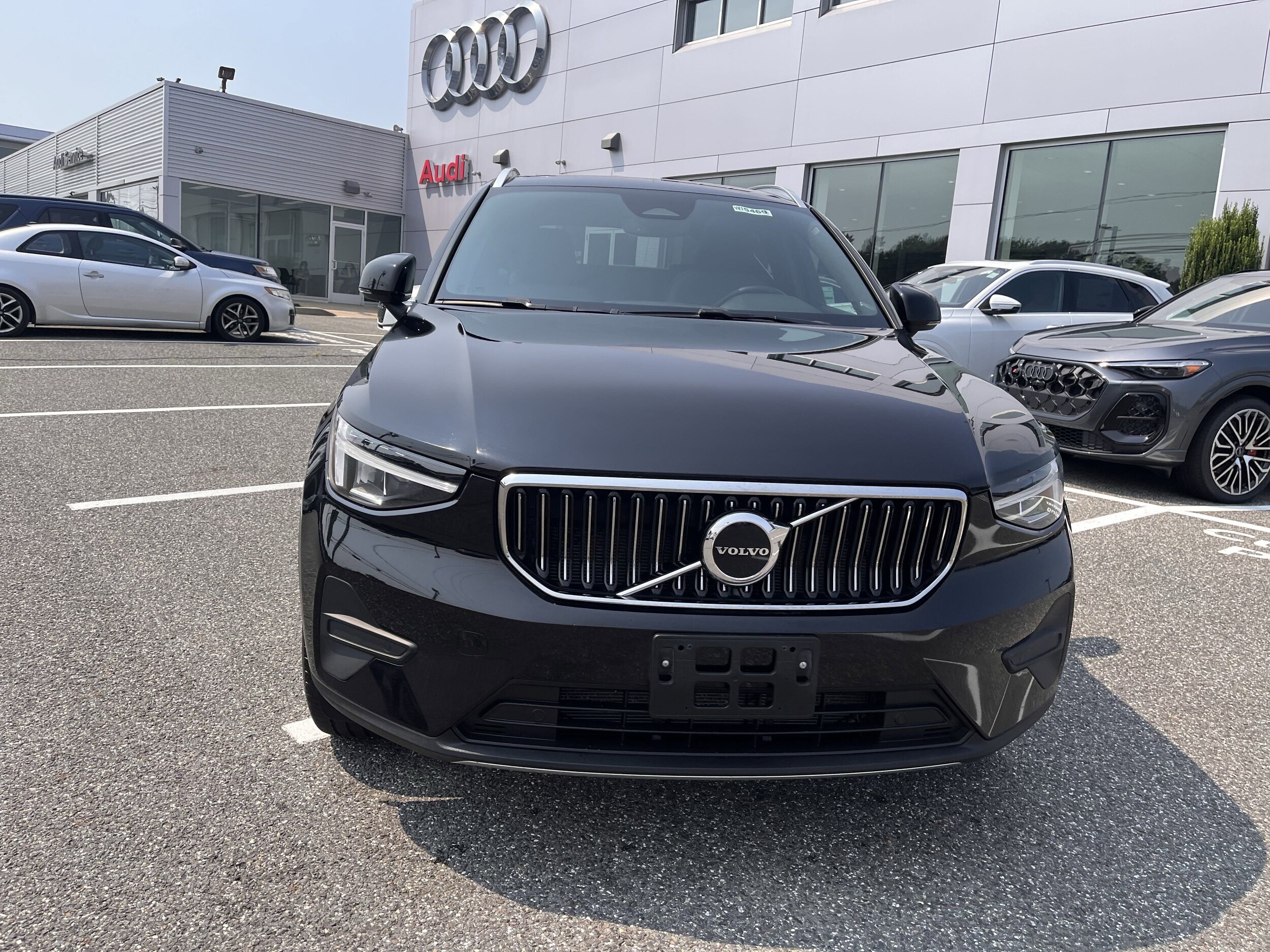 2025 Volvo XC40 Core photo 2
