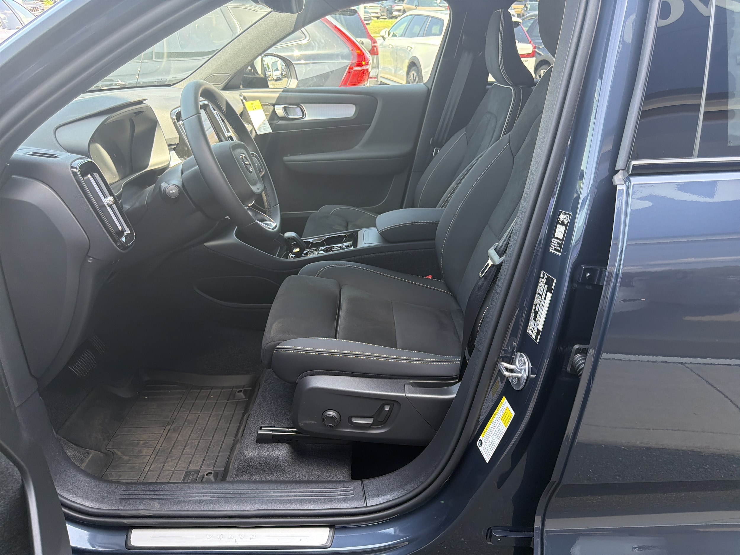 2026 Volvo XC40 Ultra Black Edition - Photo 17