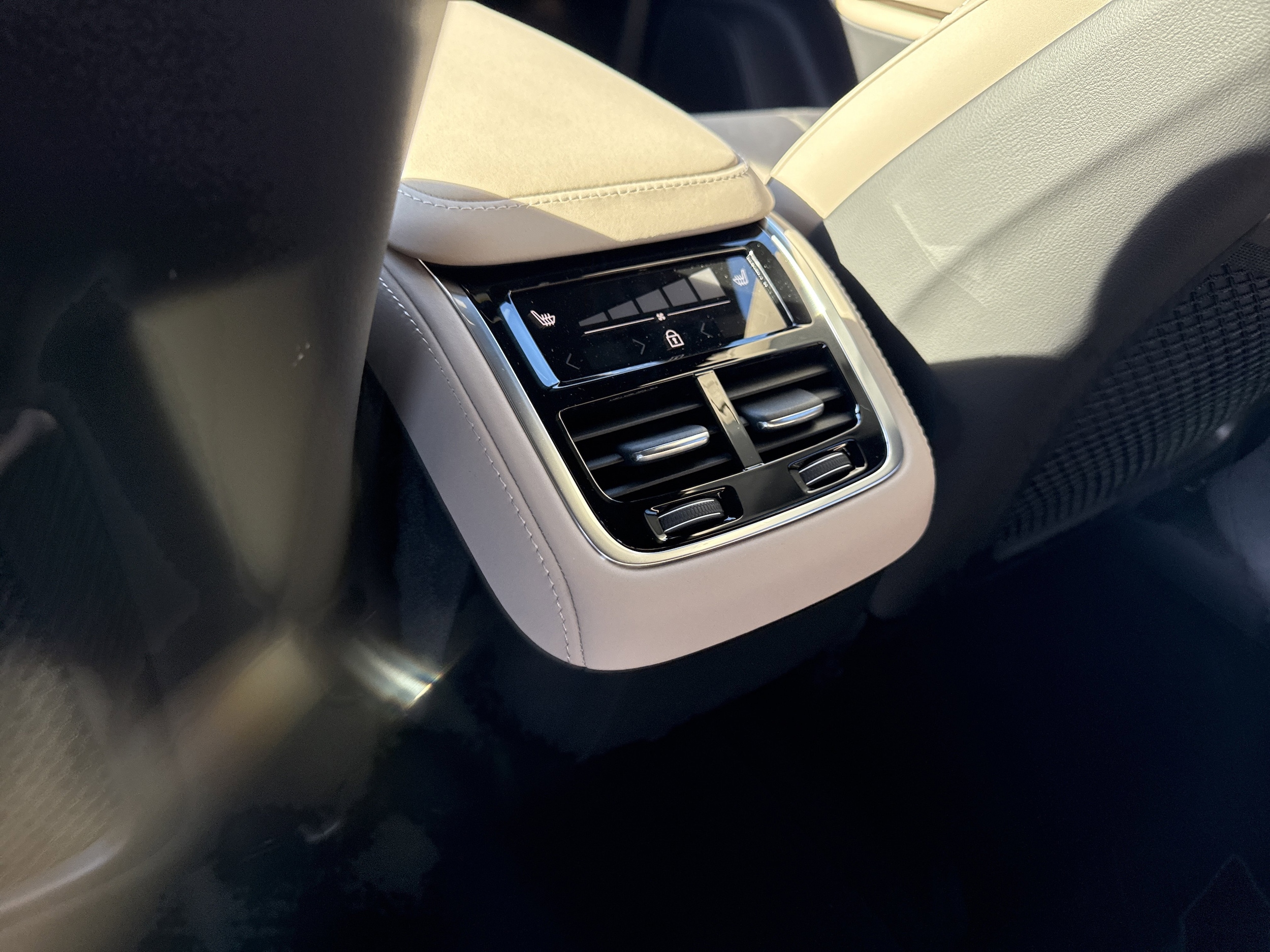 2026 Volvo XC90 Plus - Photo 13