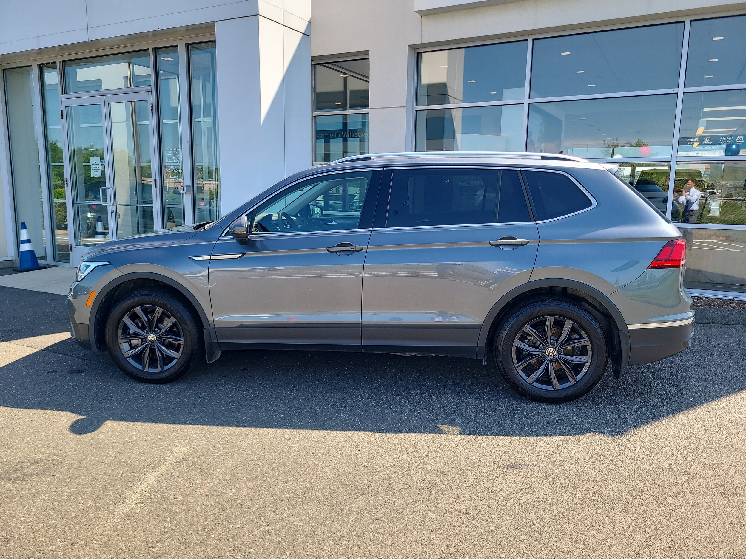 2024 Volkswagen Tiguan SE Wolfsburg Edition photo 4