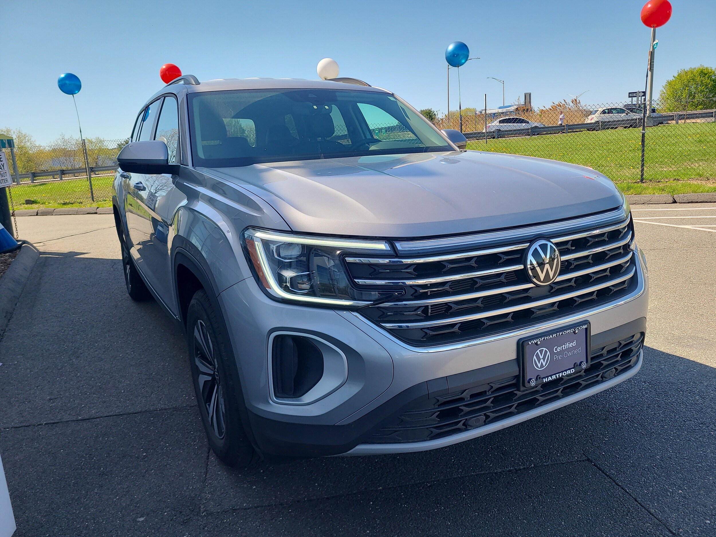 2024 Volkswagen Atlas SE photo 2