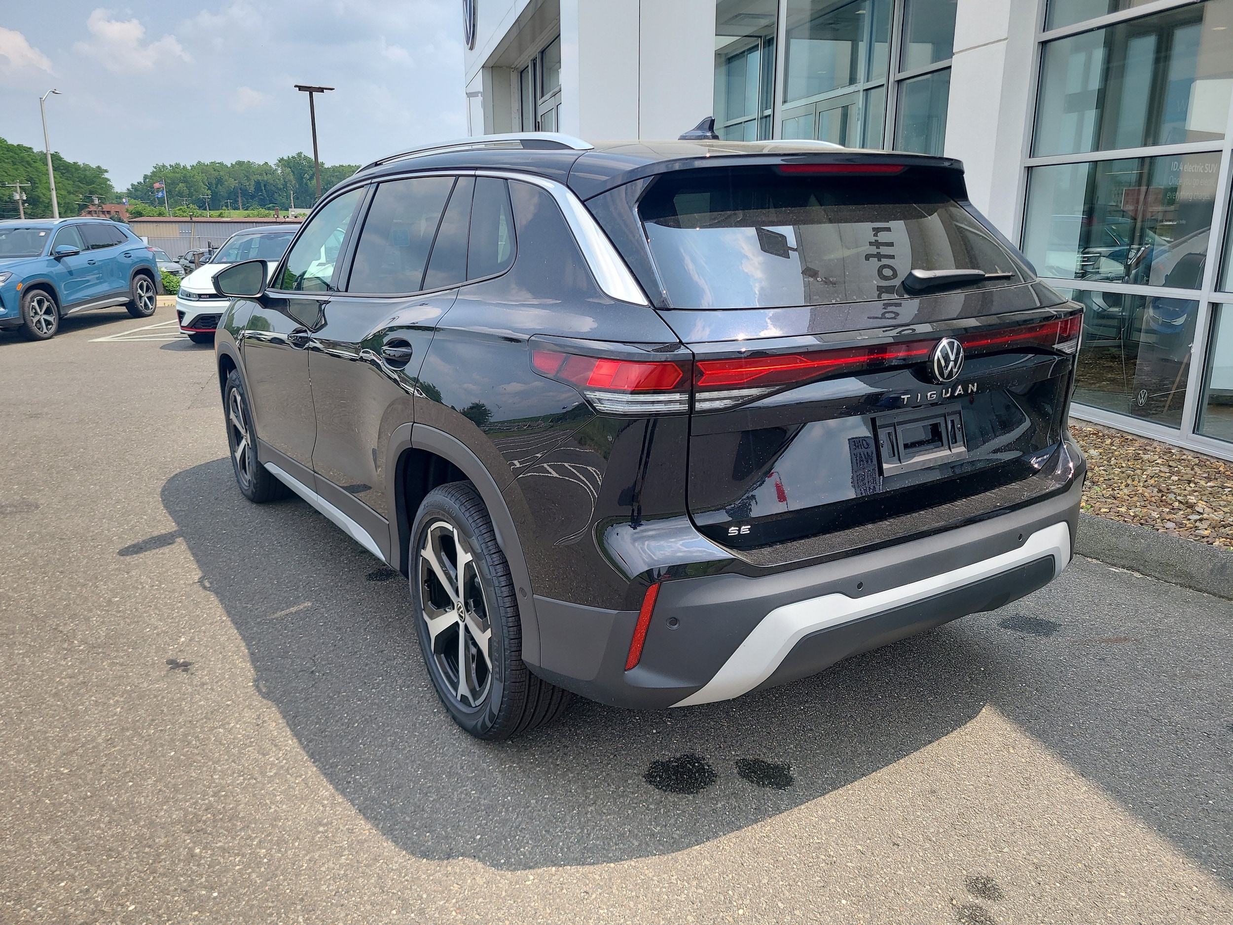 2025 Volkswagen Tiguan SE - Photo 6