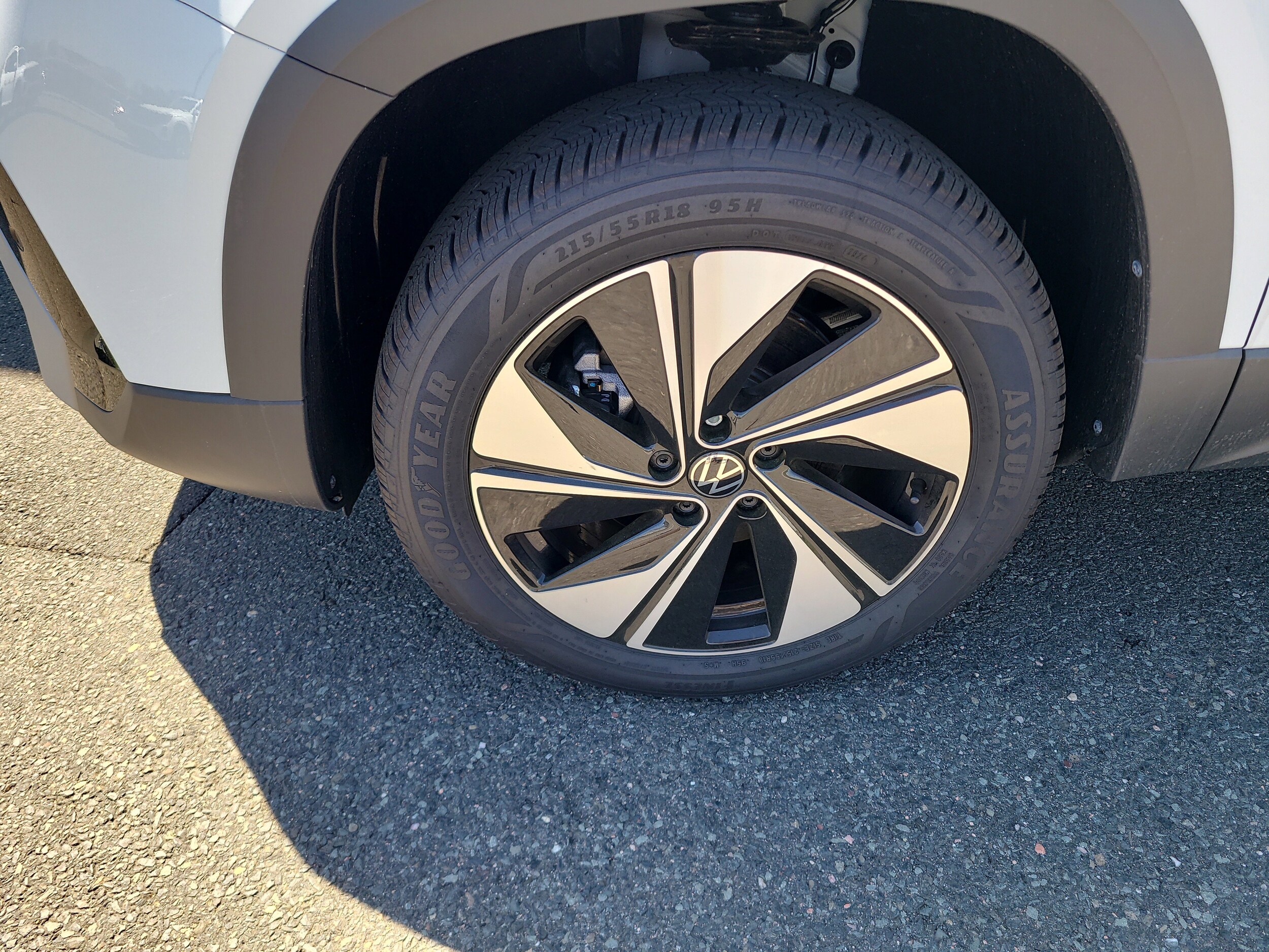 2025 Volkswagen Taos SE photo 3