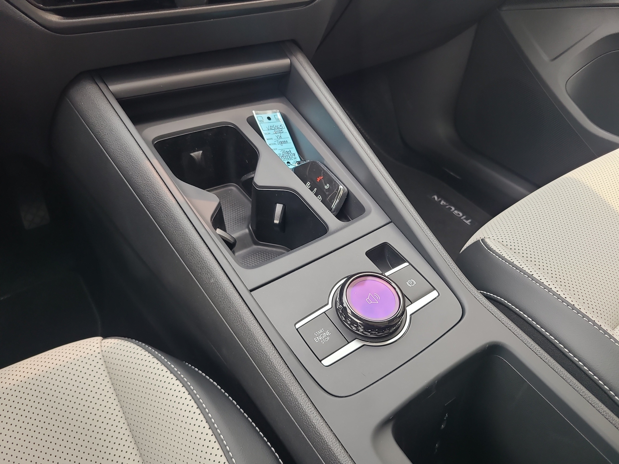 2025 Volkswagen Tiguan SE - Photo 24