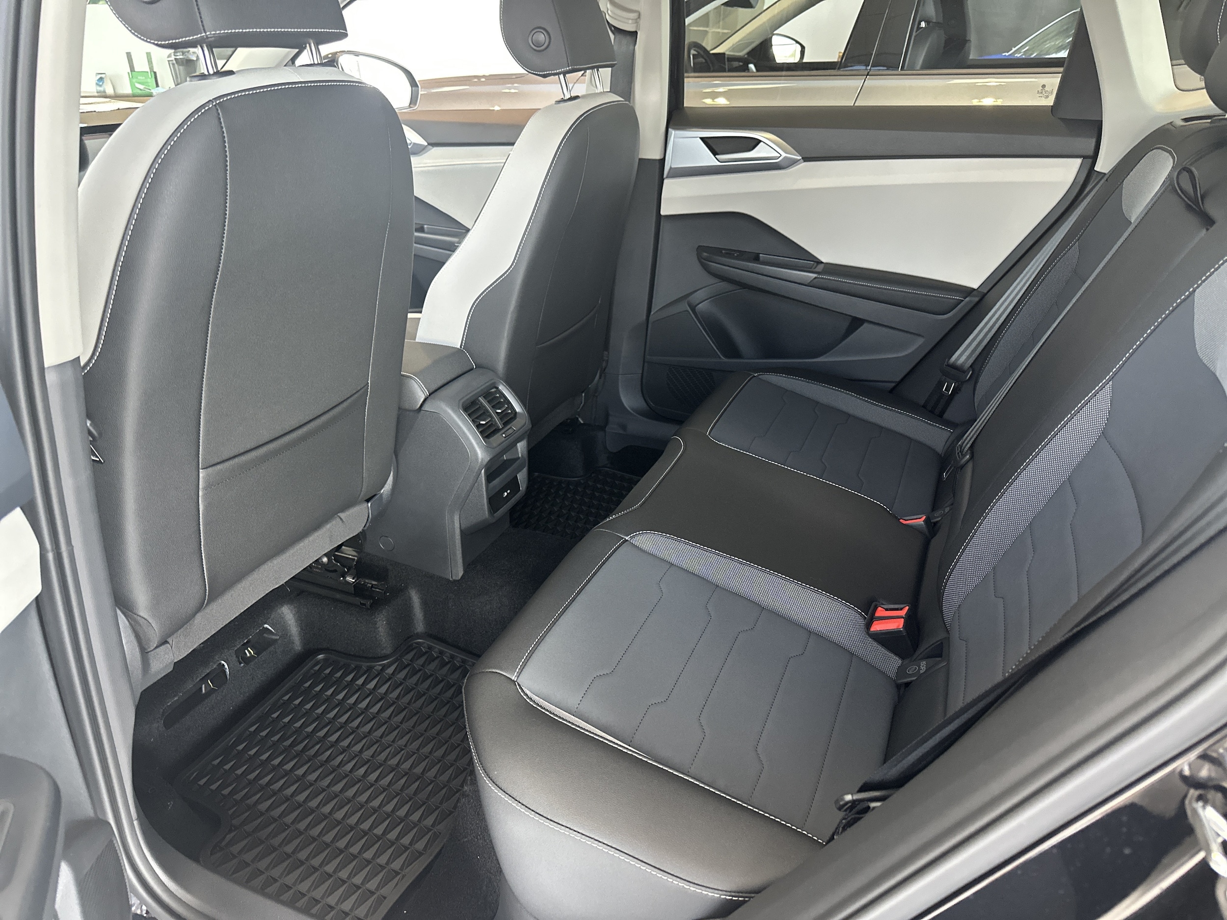 2025 Volkswagen Taos SE - Photo 9