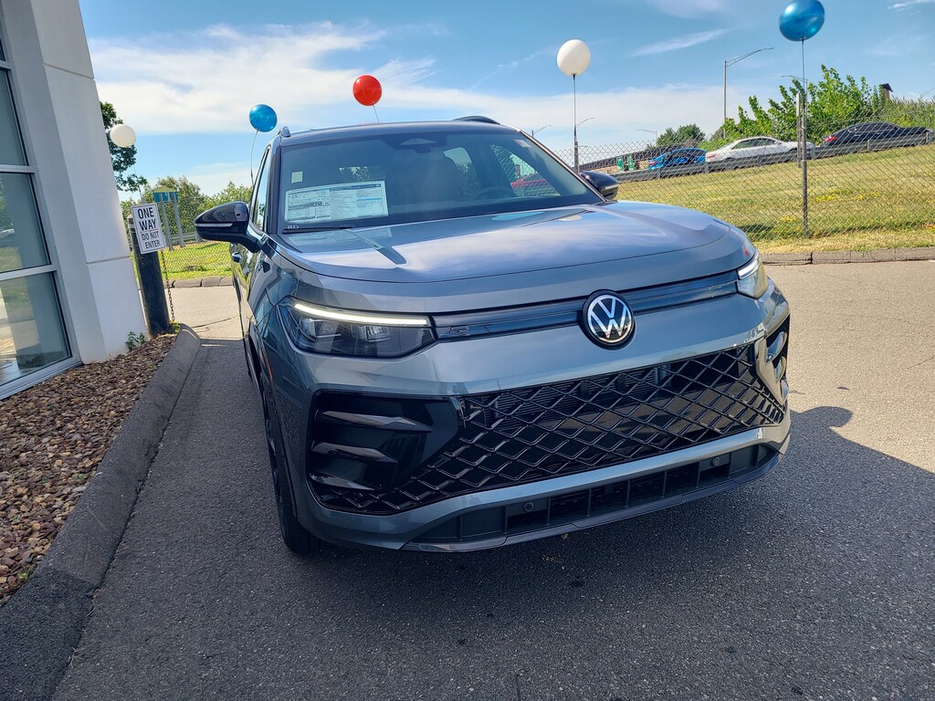 New 2025 Volkswagen Tiguan SE R-Line Black 2.0T SE R-Line Black 4MOTION