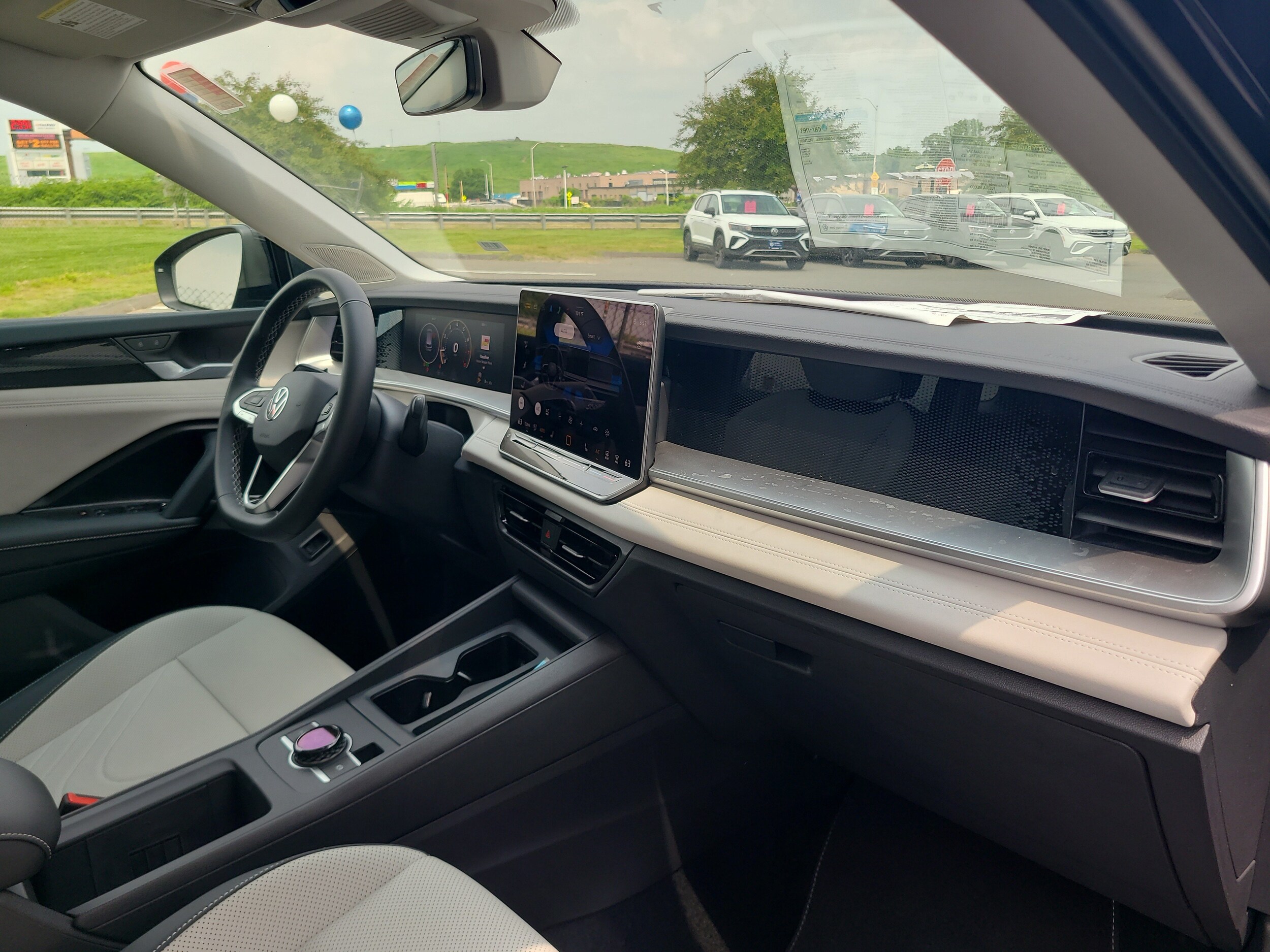 2025 Volkswagen Tiguan SE - Photo 12