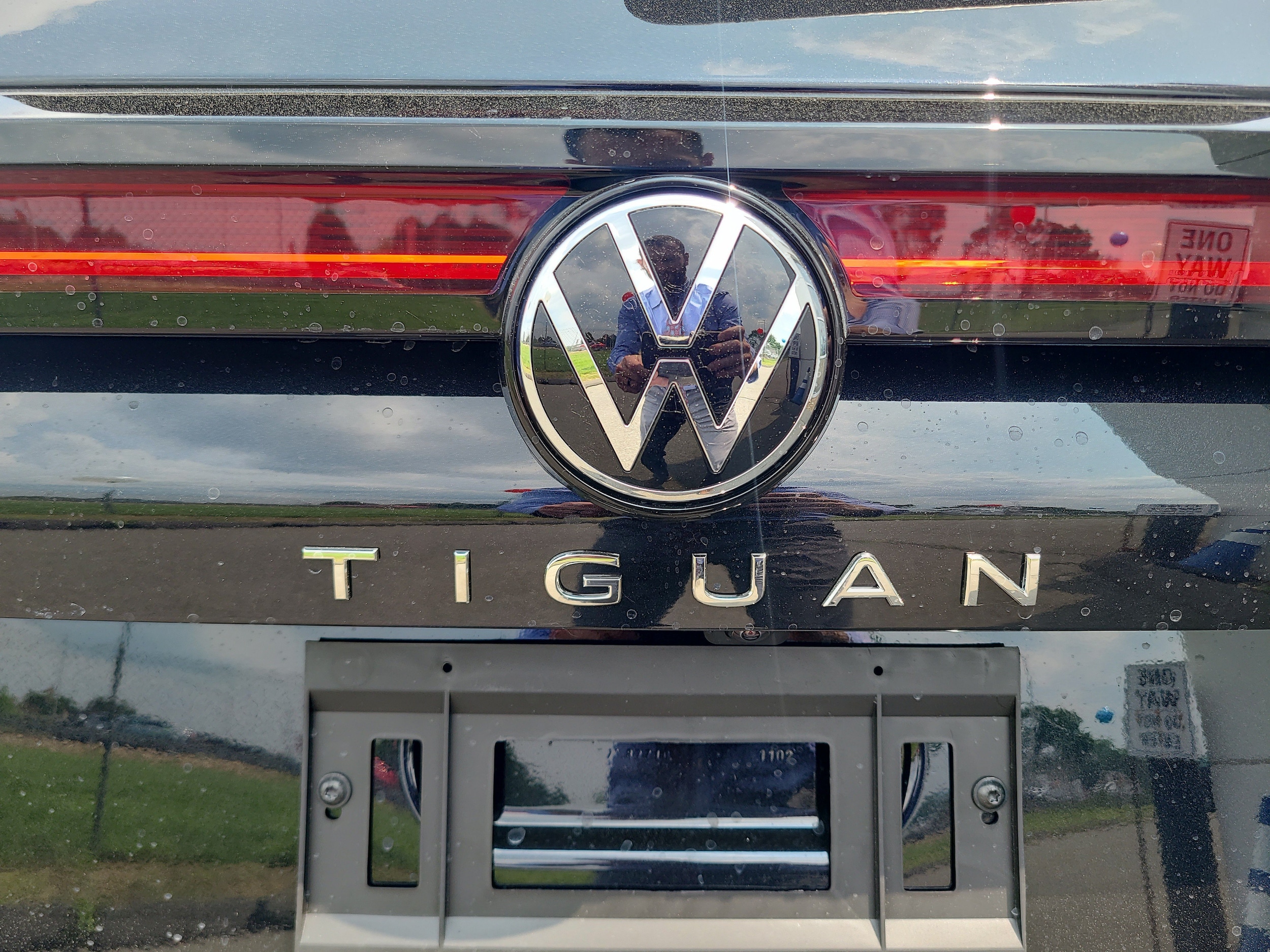 2025 Volkswagen Tiguan SE - Photo 9