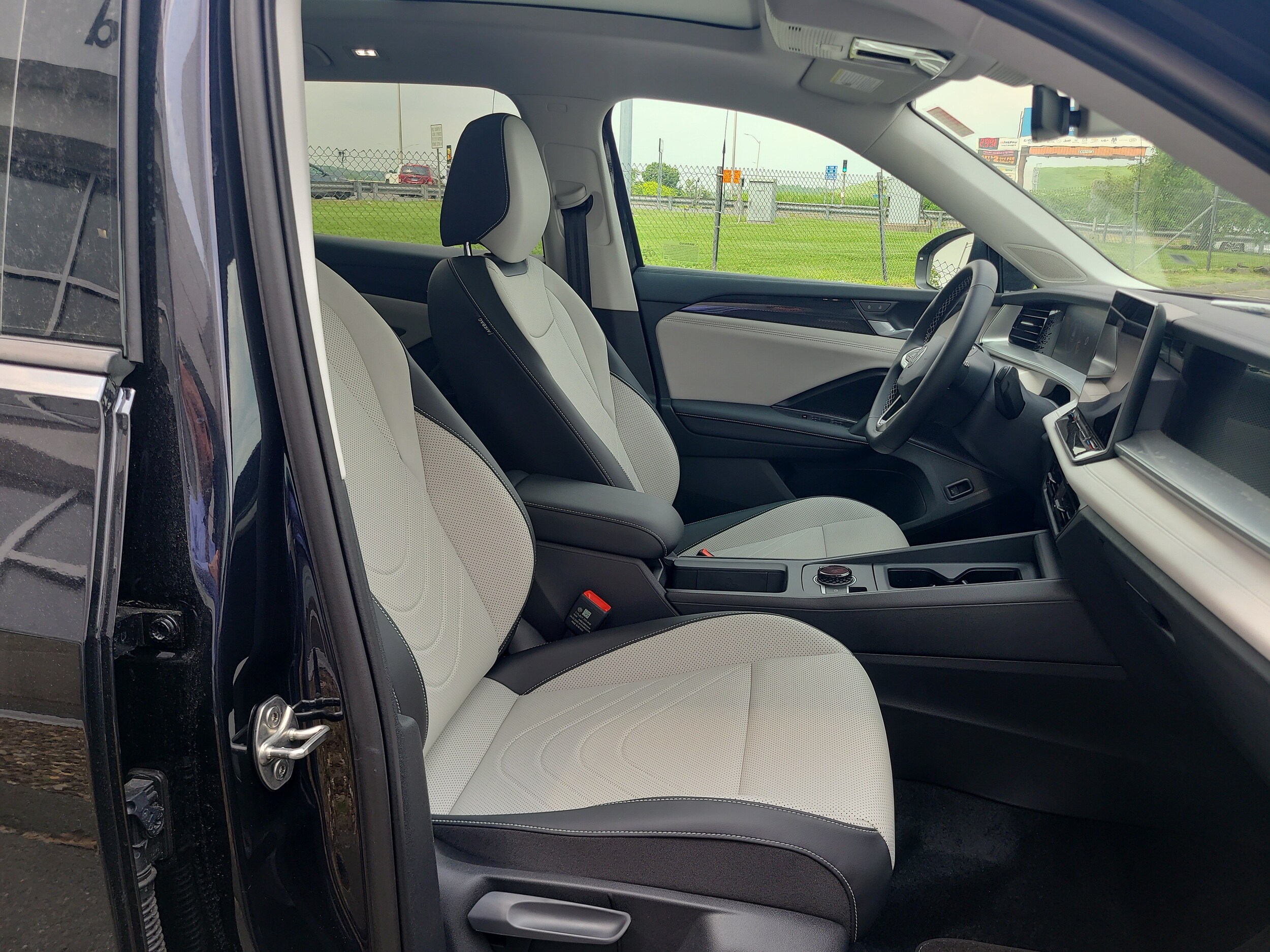 2025 Volkswagen Tiguan SE - Photo 14