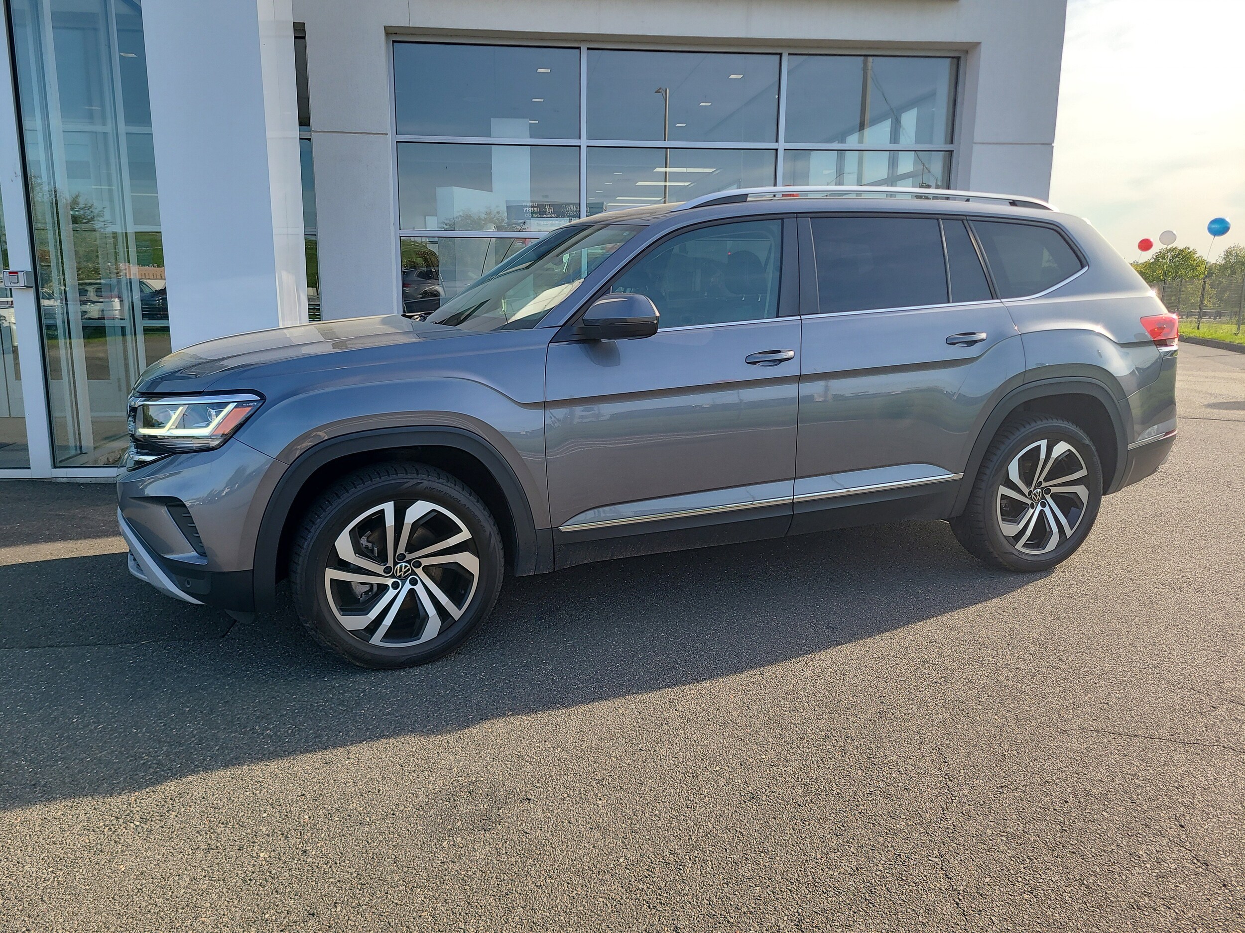 2022 Volkswagen Atlas SEL photo 3