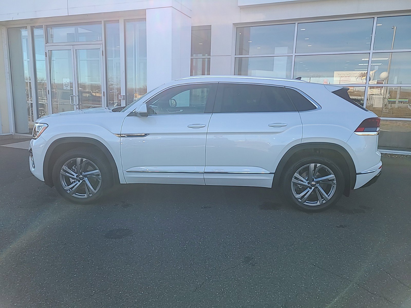 2024 Volkswagen Atlas Cross Sport SEL R-Line photo 4