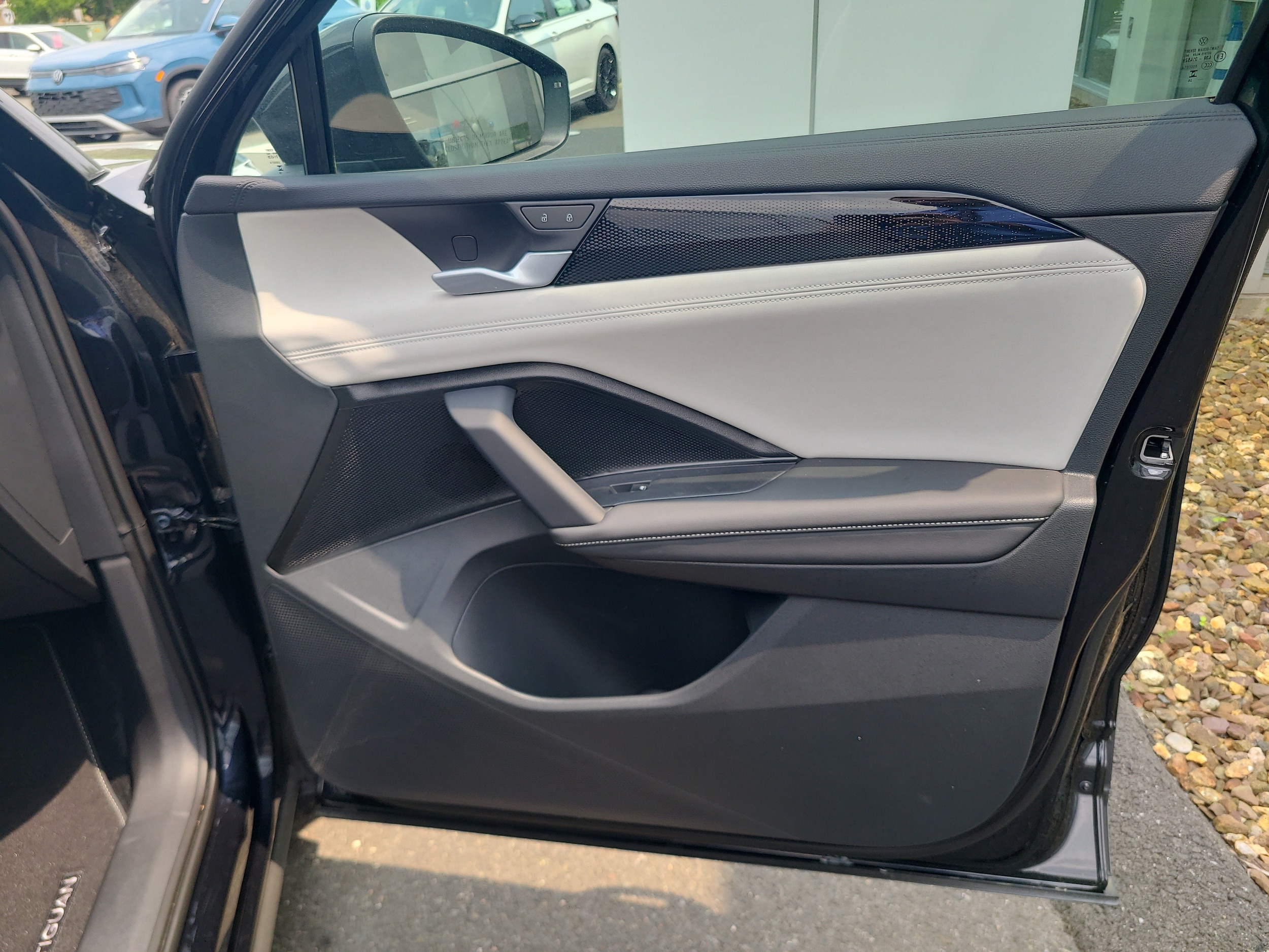 2025 Volkswagen Tiguan SE - Photo 11