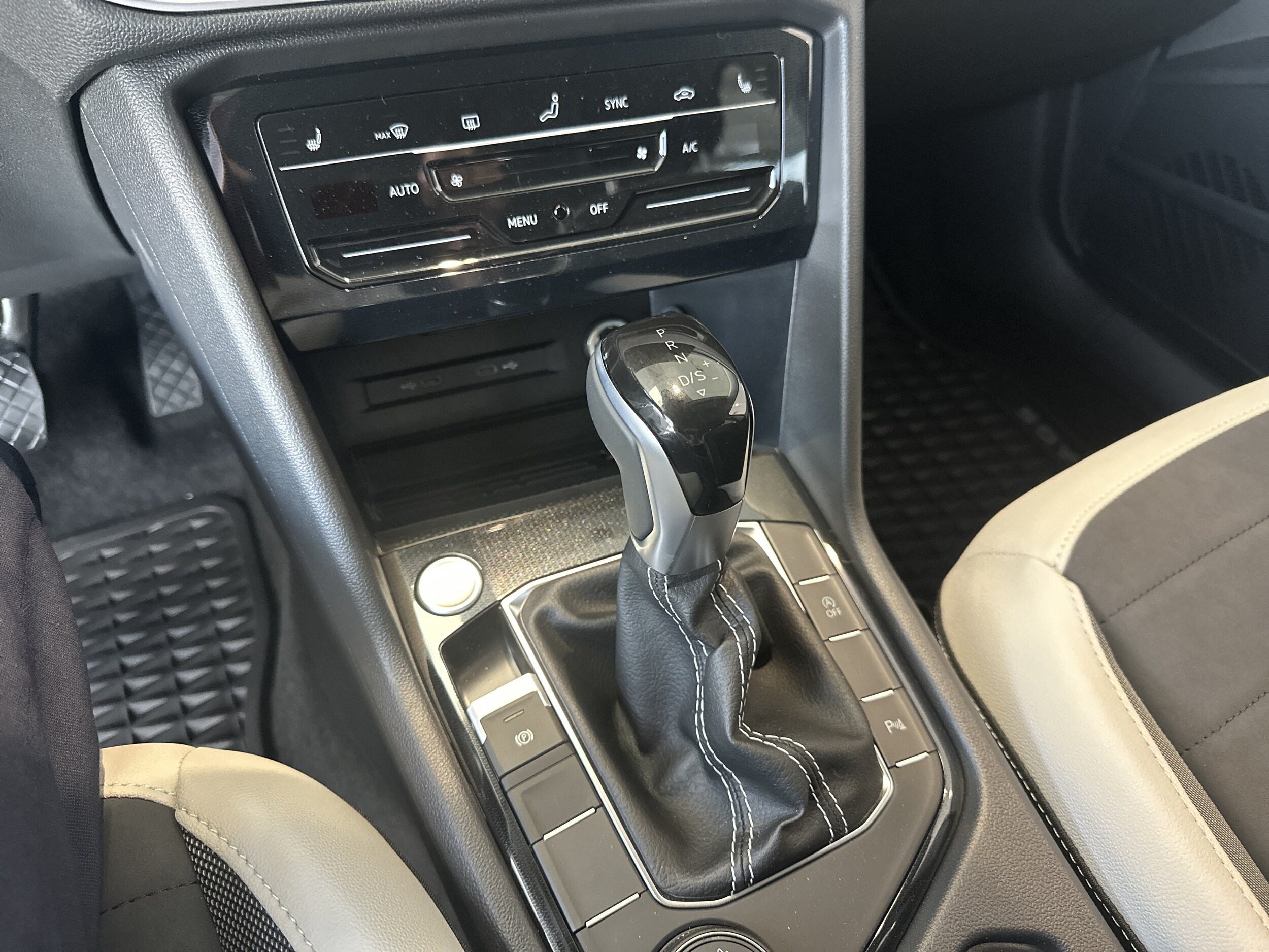 2025 Volkswagen Taos SE - Photo 7