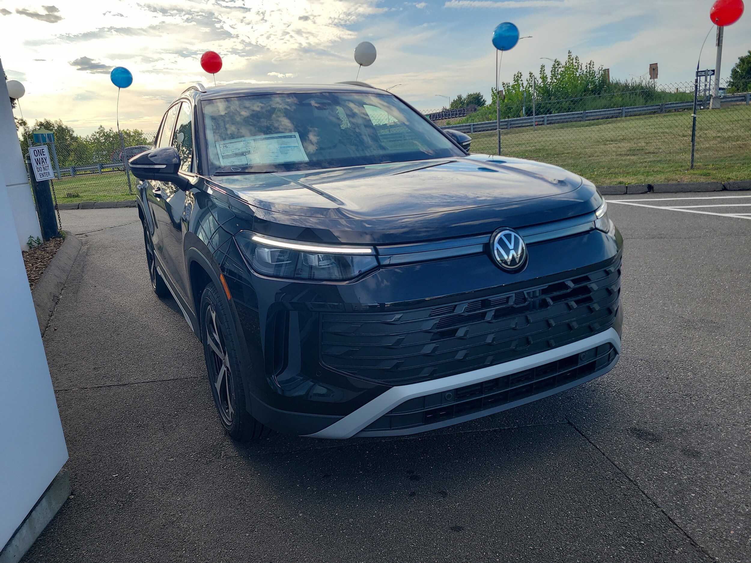 2025 Volkswagen Tiguan SE photo 2