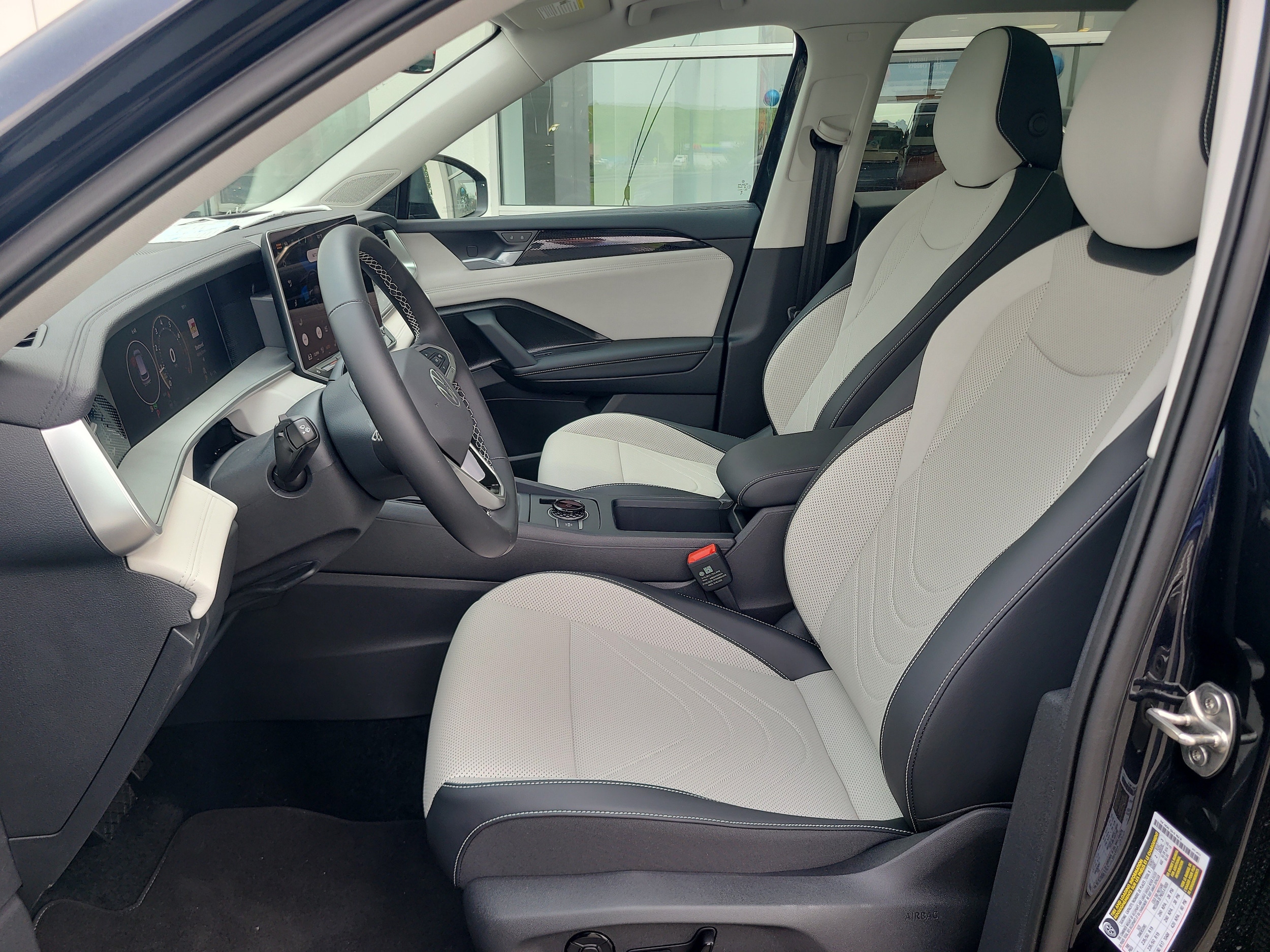 2025 Volkswagen Tiguan SE - Photo 22