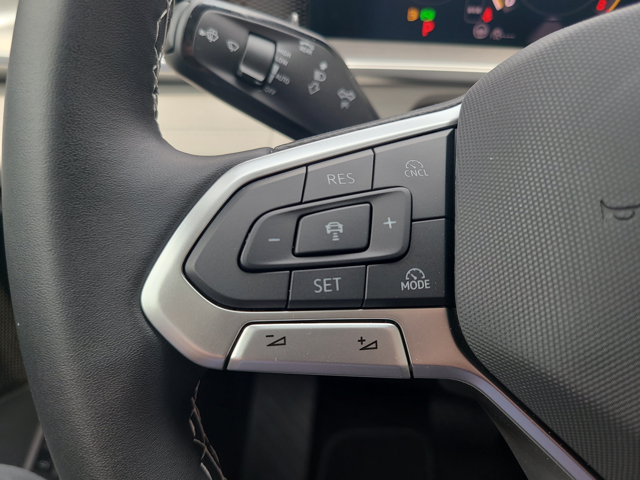 2025 Volkswagen Tiguan SE - Photo 27