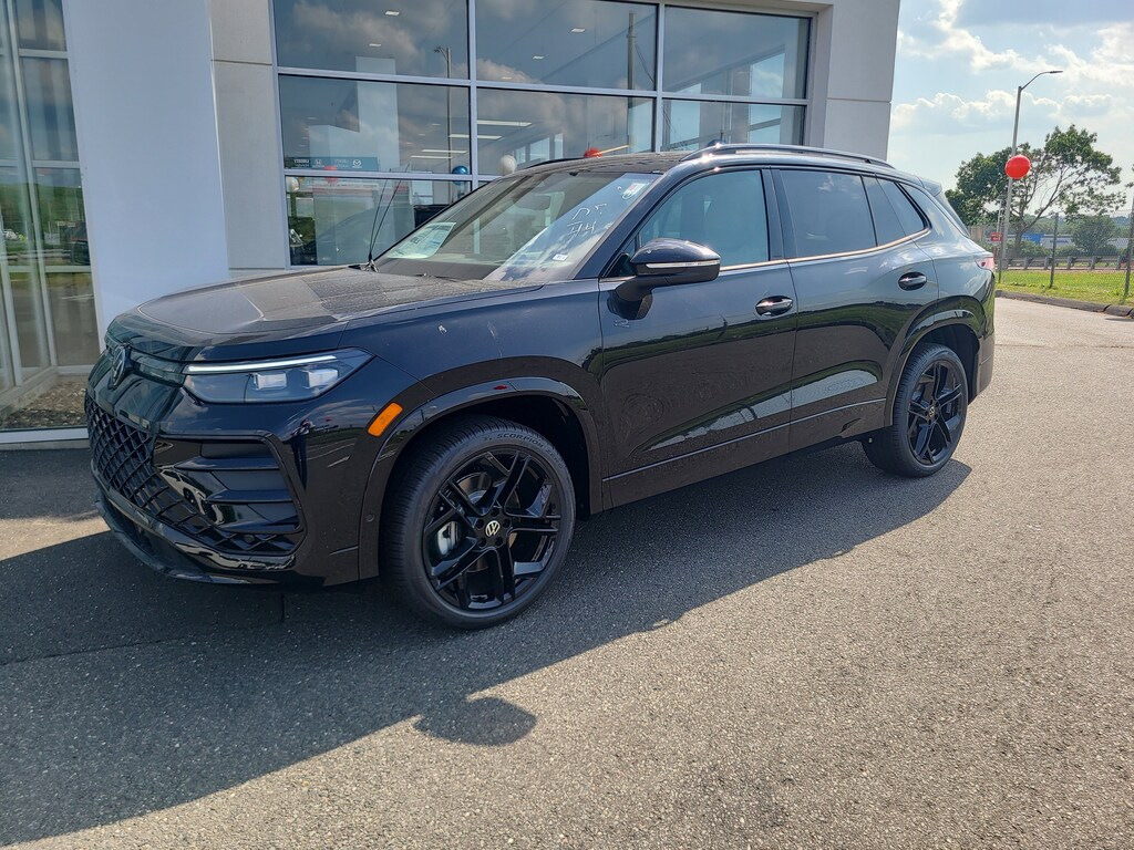 New 2025 Volkswagen Tiguan SE R-Line Black 2.0T SE R-Line Black 4MOTION