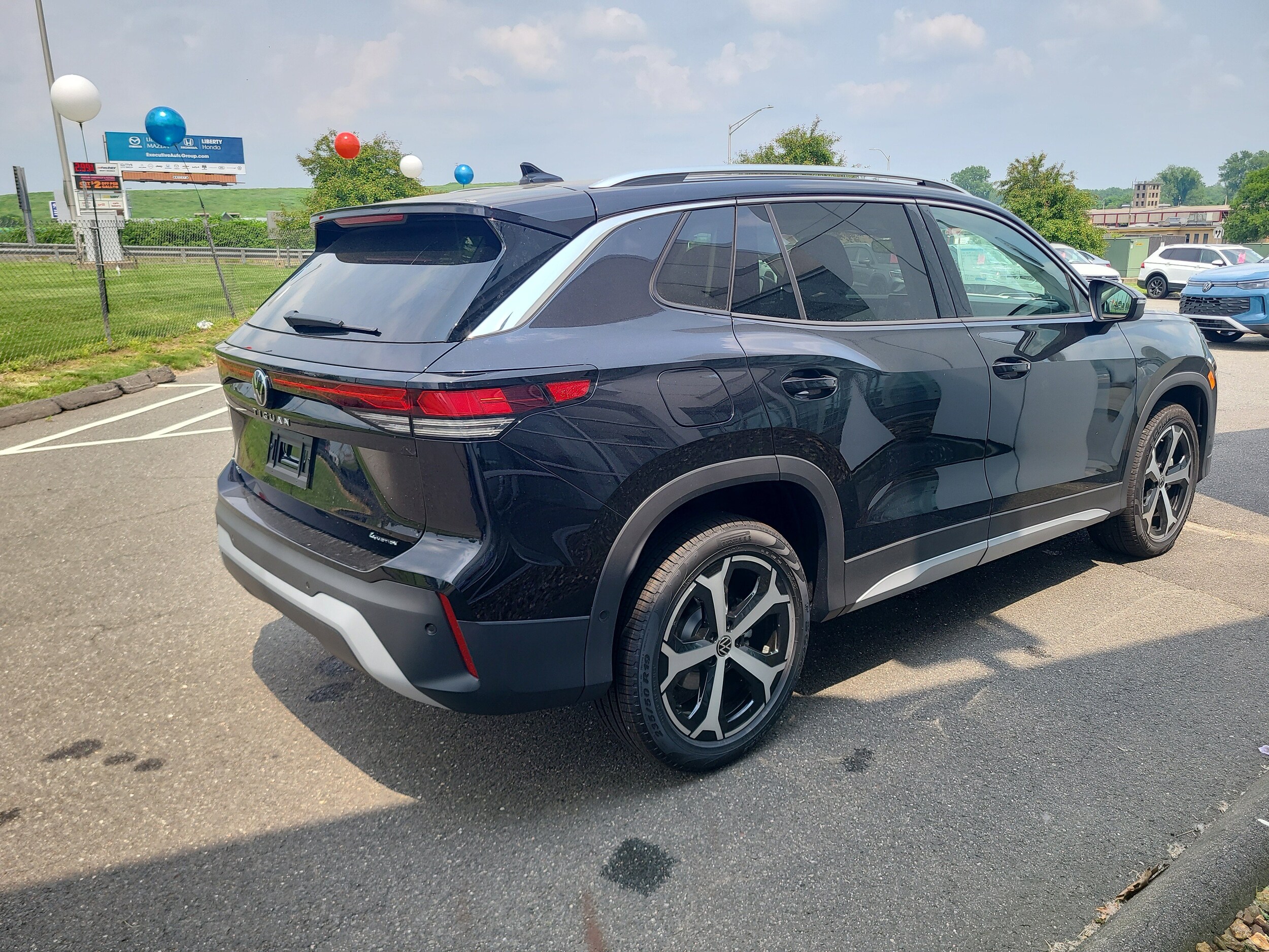 2025 Volkswagen Tiguan SE - Photo 10