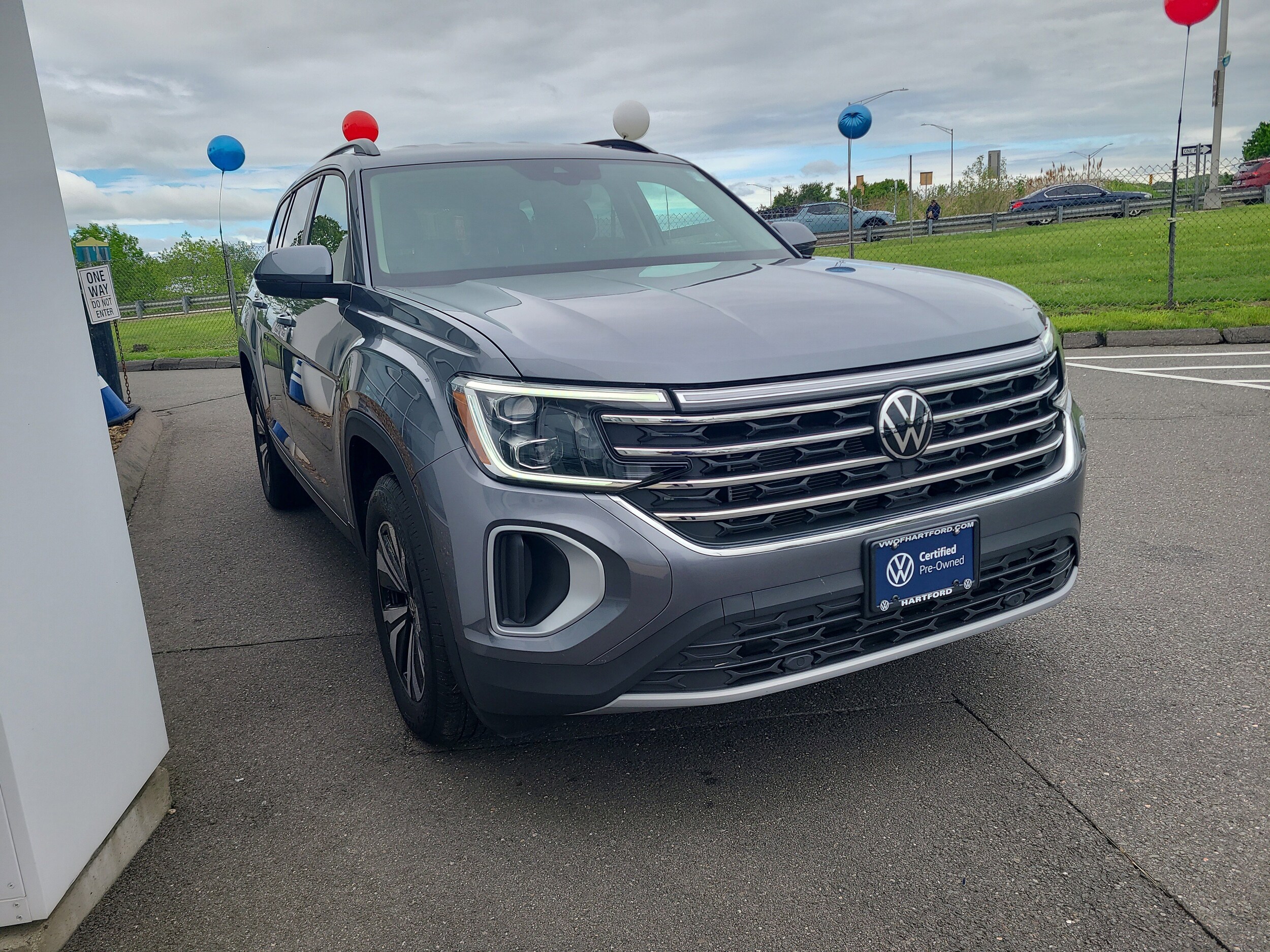 2024 Volkswagen Atlas SE photo 2