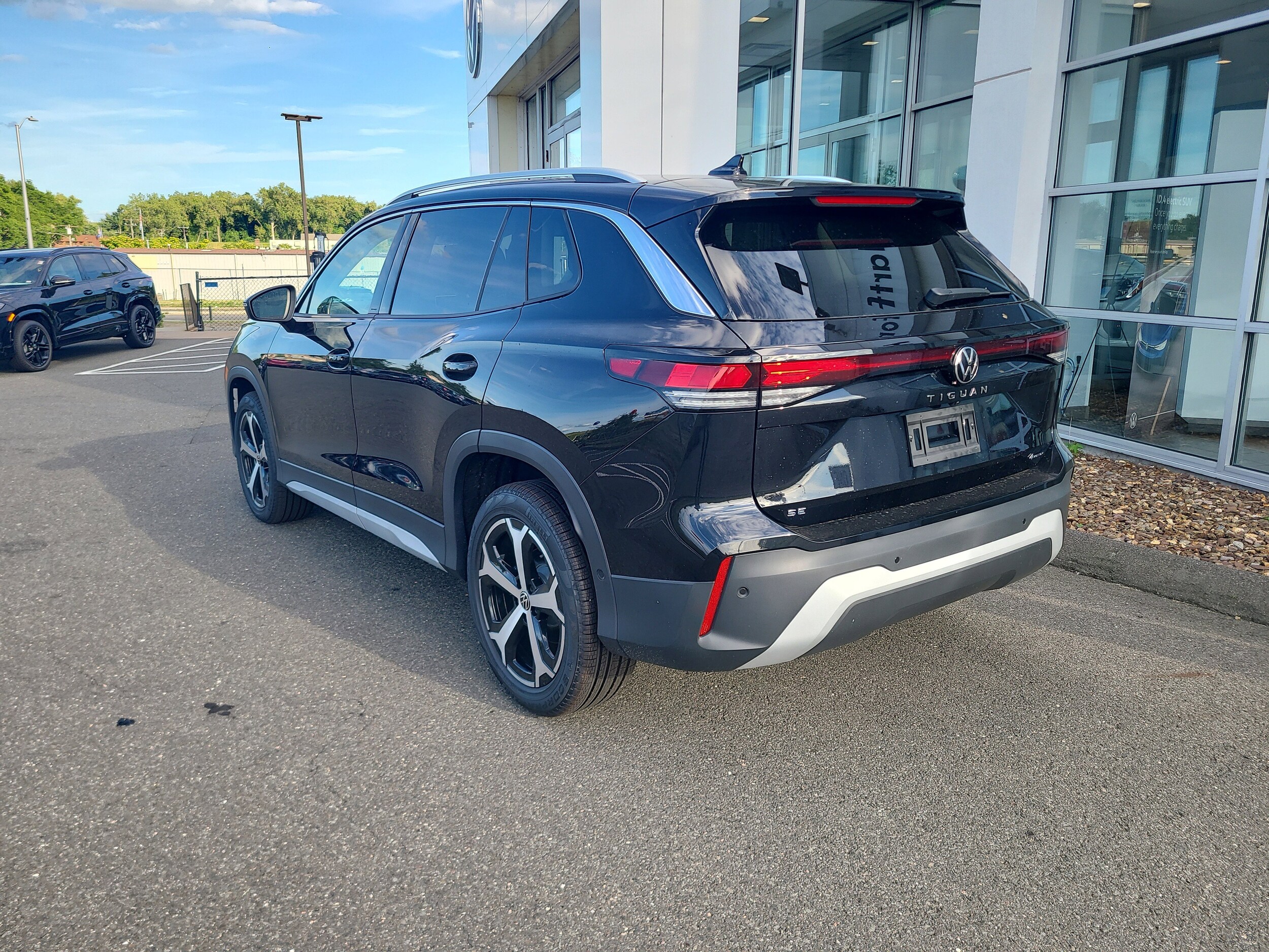 2025 Volkswagen Tiguan SE photo 4