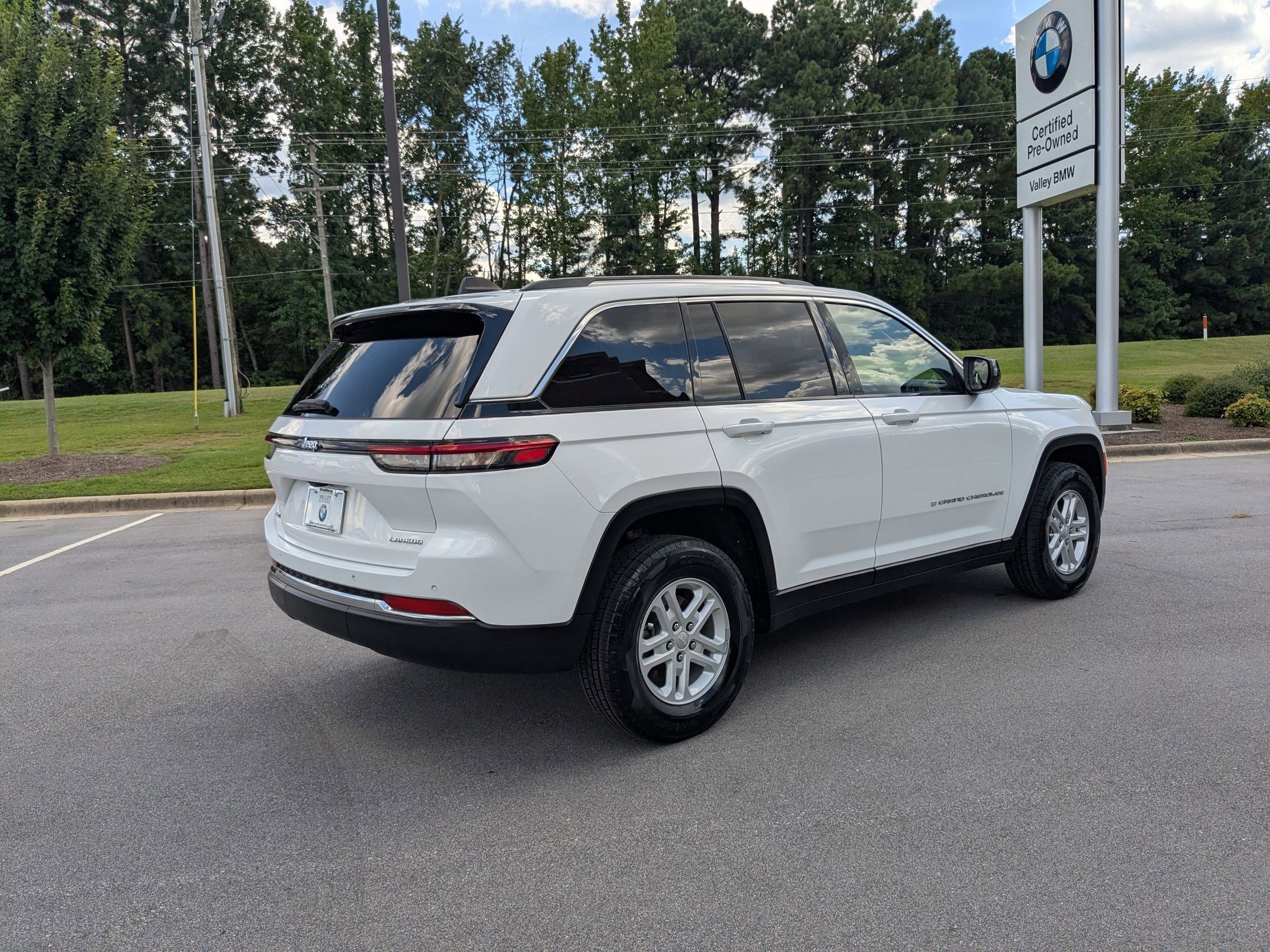 2023 Jeep Grand Cherokee Laredo photo 3