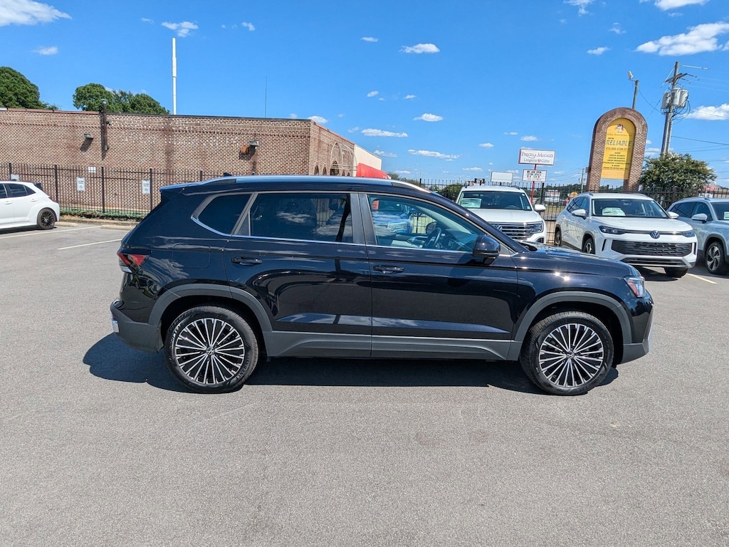 Used 2025 Volkswagen Taos SE SE FWD