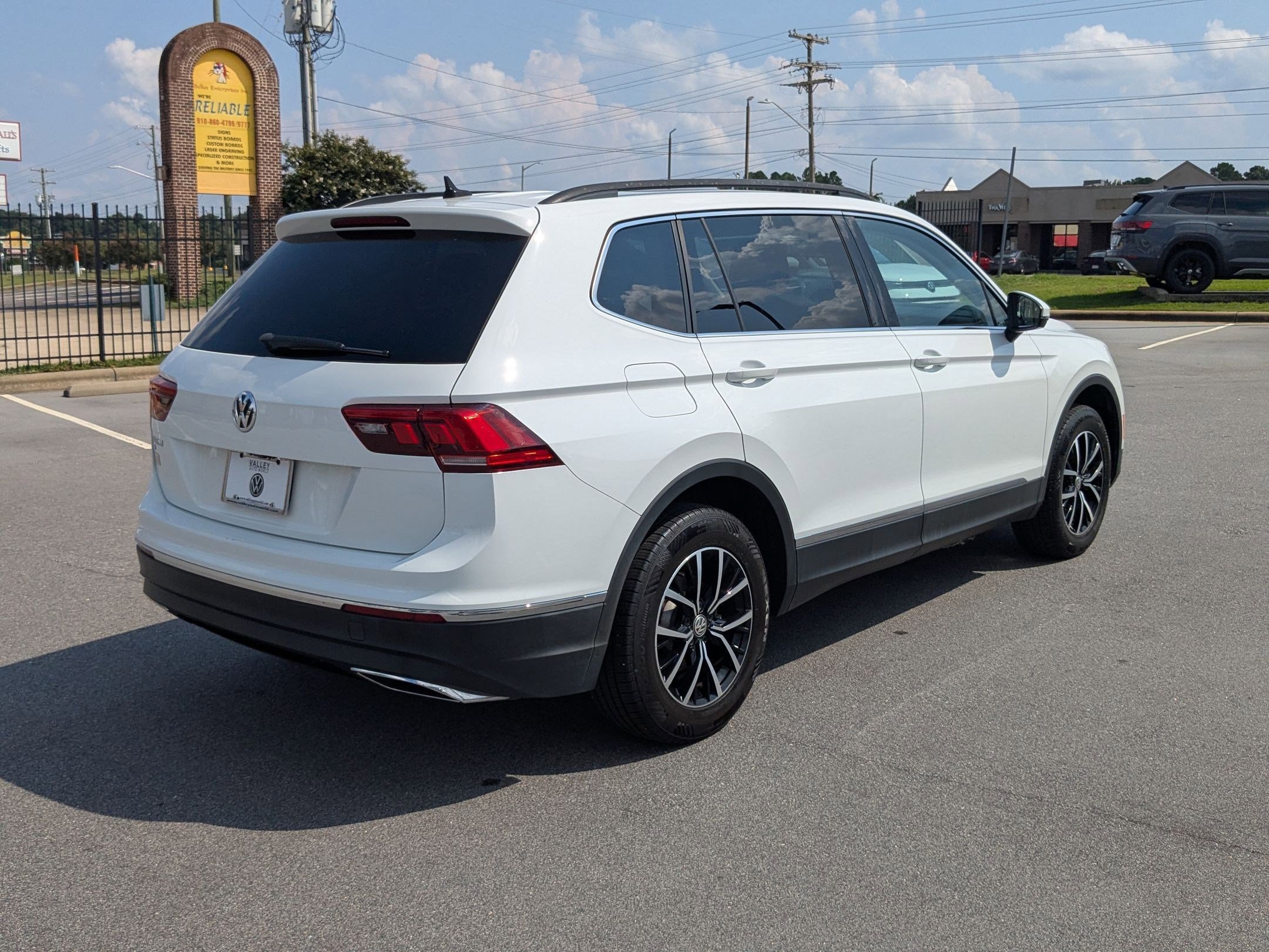 2021 Volkswagen Tiguan SE photo 2