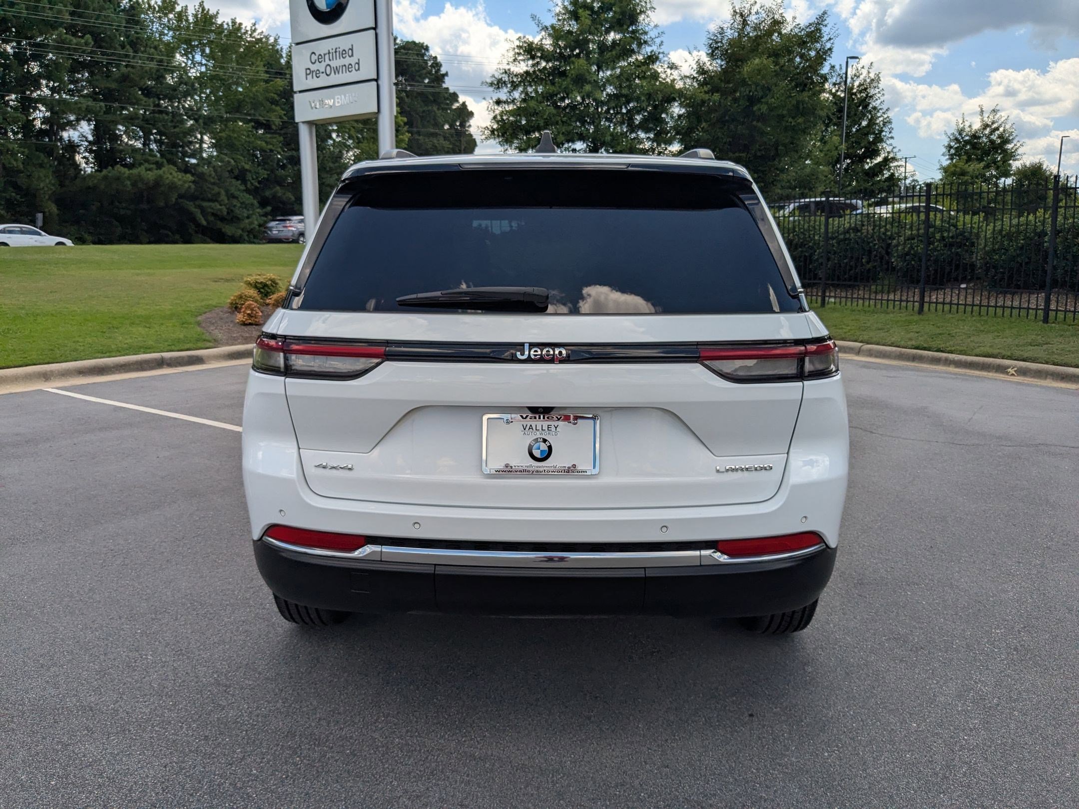 2023 Jeep Grand Cherokee Laredo photo 4