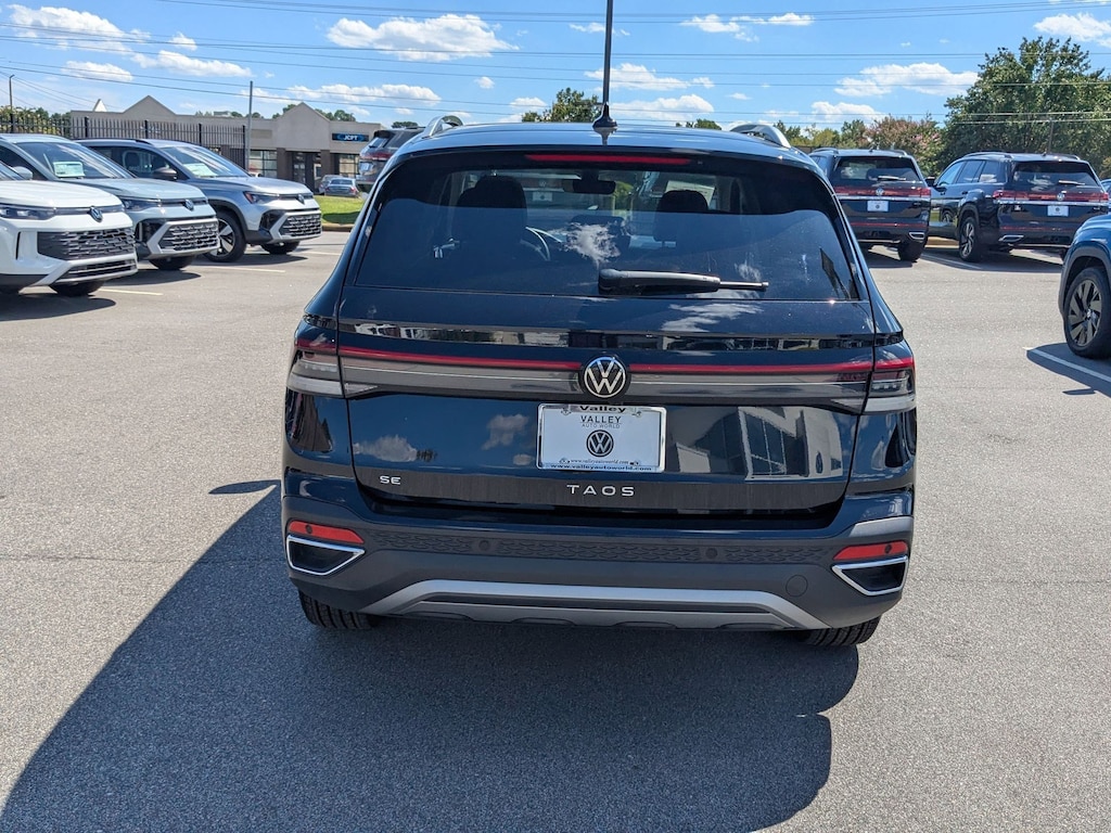 Used 2025 Volkswagen Taos SE SE FWD
