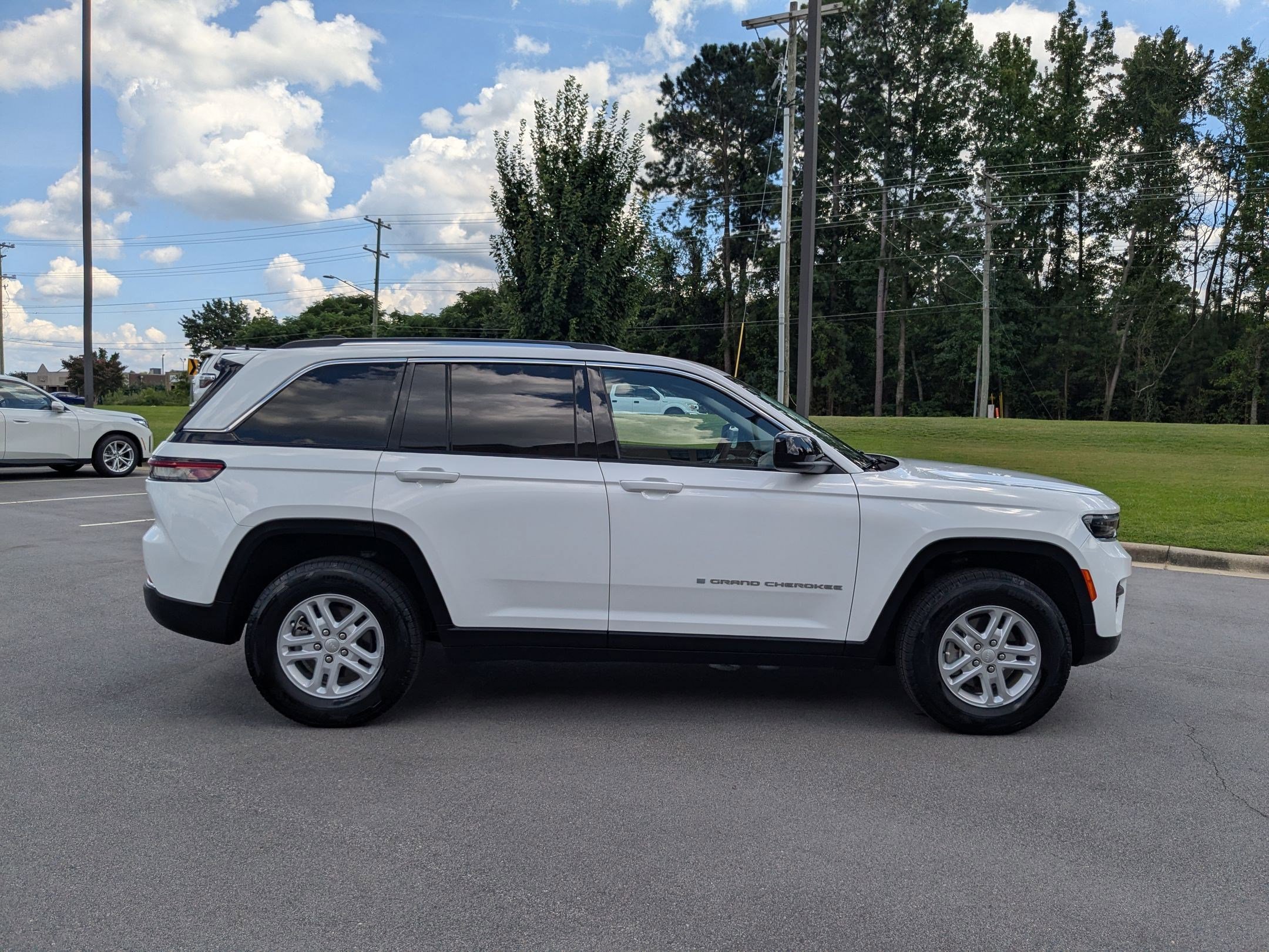2023 Jeep Grand Cherokee Laredo photo 2