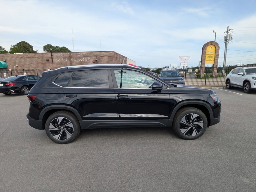 New 2026 Volkswagen Taos SE SE 4MOTION