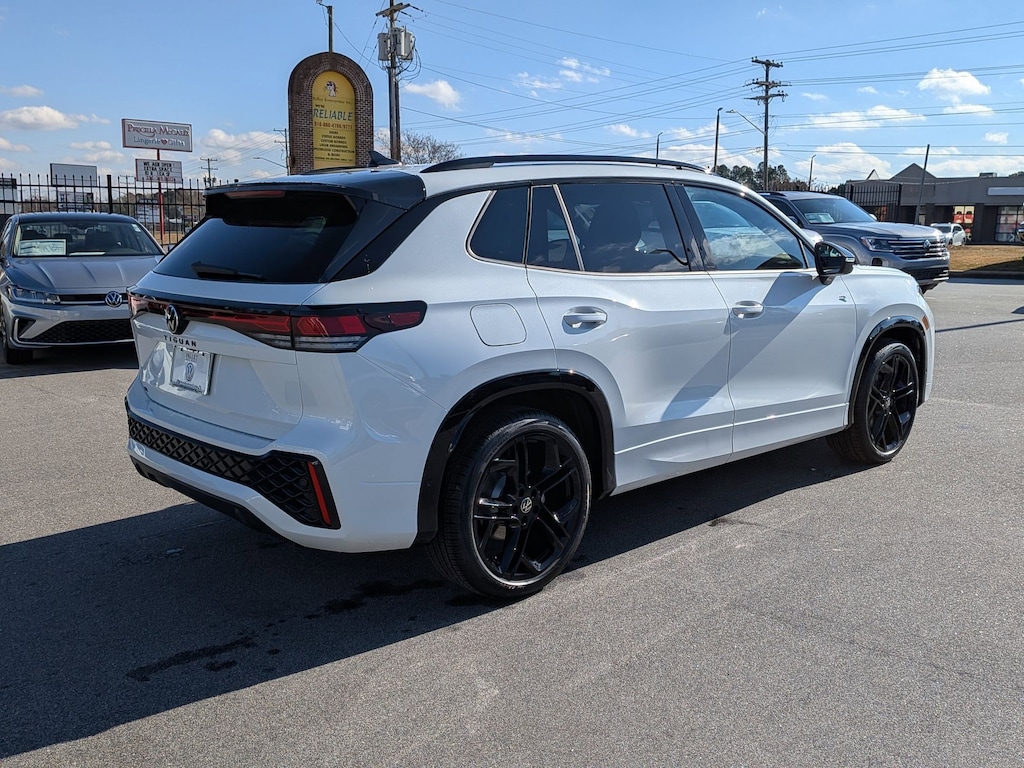 New 2026 Volkswagen Tiguan SE R-Line Black 2.0T SE R-Line Black FWD