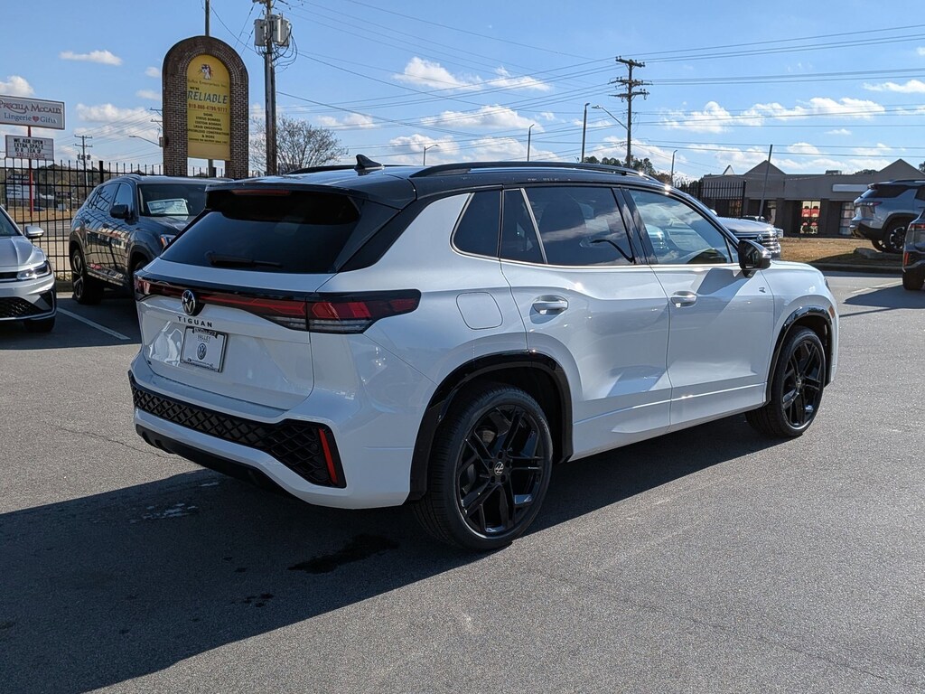 New 2026 Volkswagen Tiguan SE R-Line Black 2.0T SE R-Line Black FWD