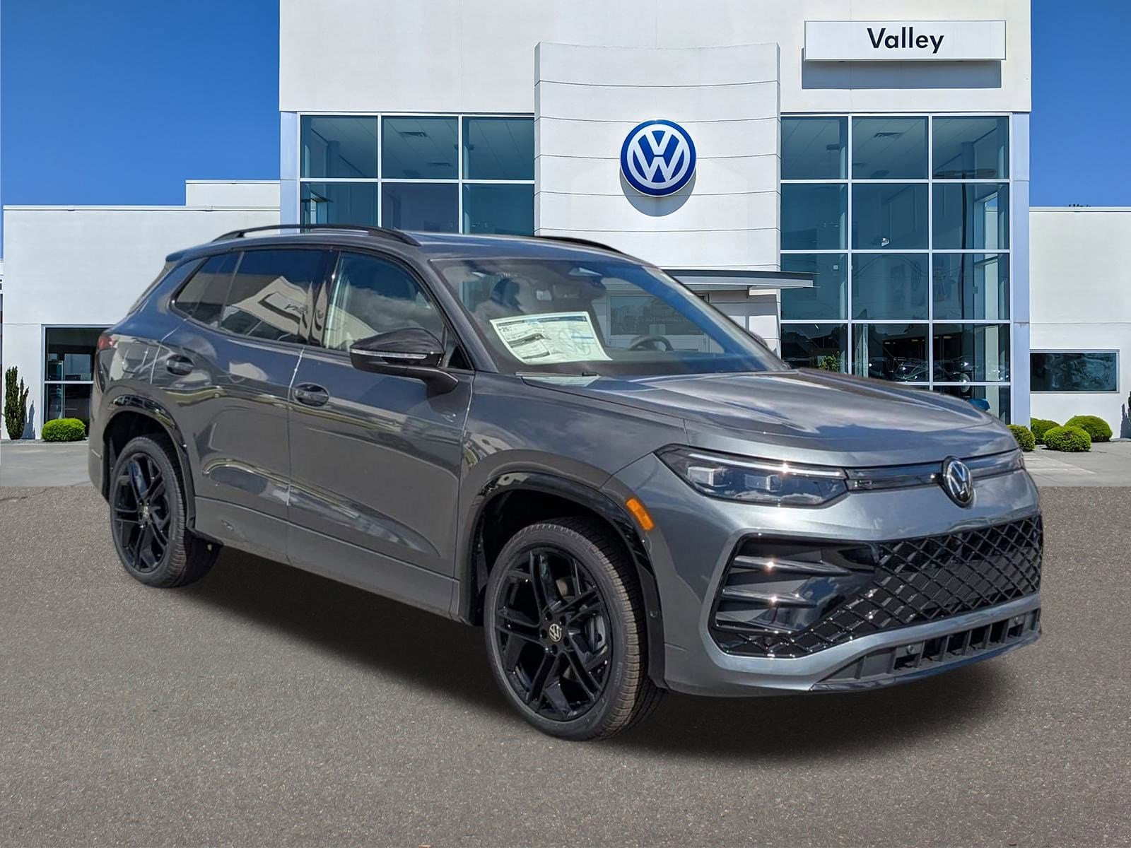 2025 Volkswagen Tiguan SE R-LINE BLACK's photo