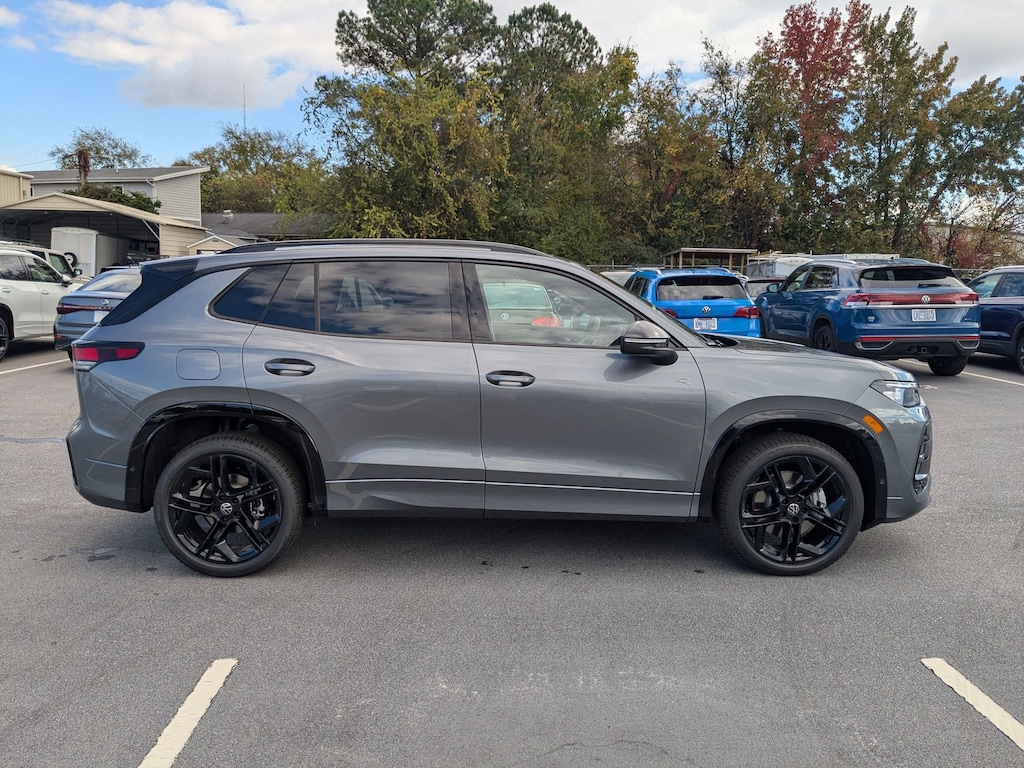 New 2026 Volkswagen Tiguan SE R-Line Black 2.0T SE R-Line Black 4MOTION