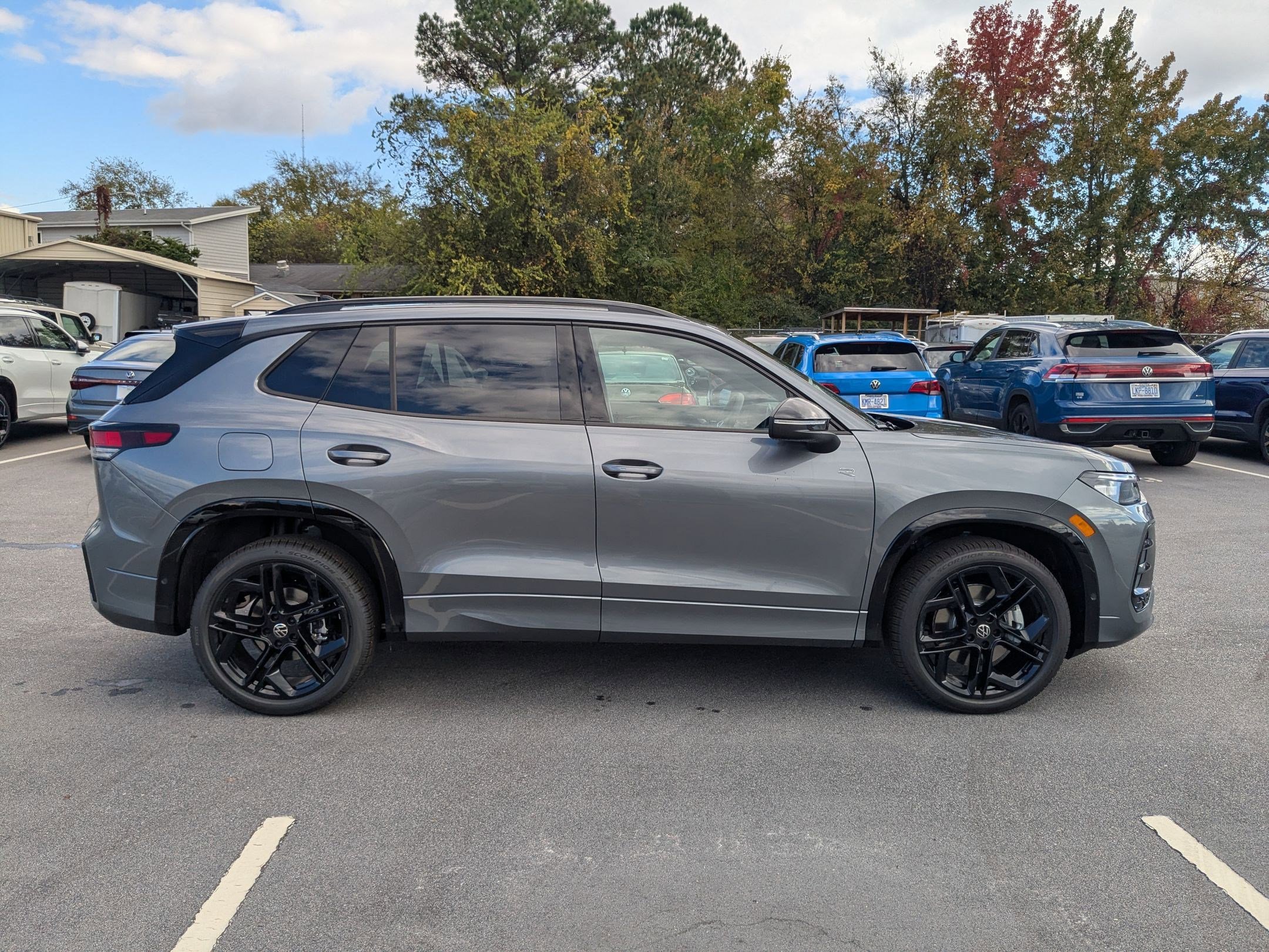 2026 Volkswagen Tiguan SE R-Line Black photo 2