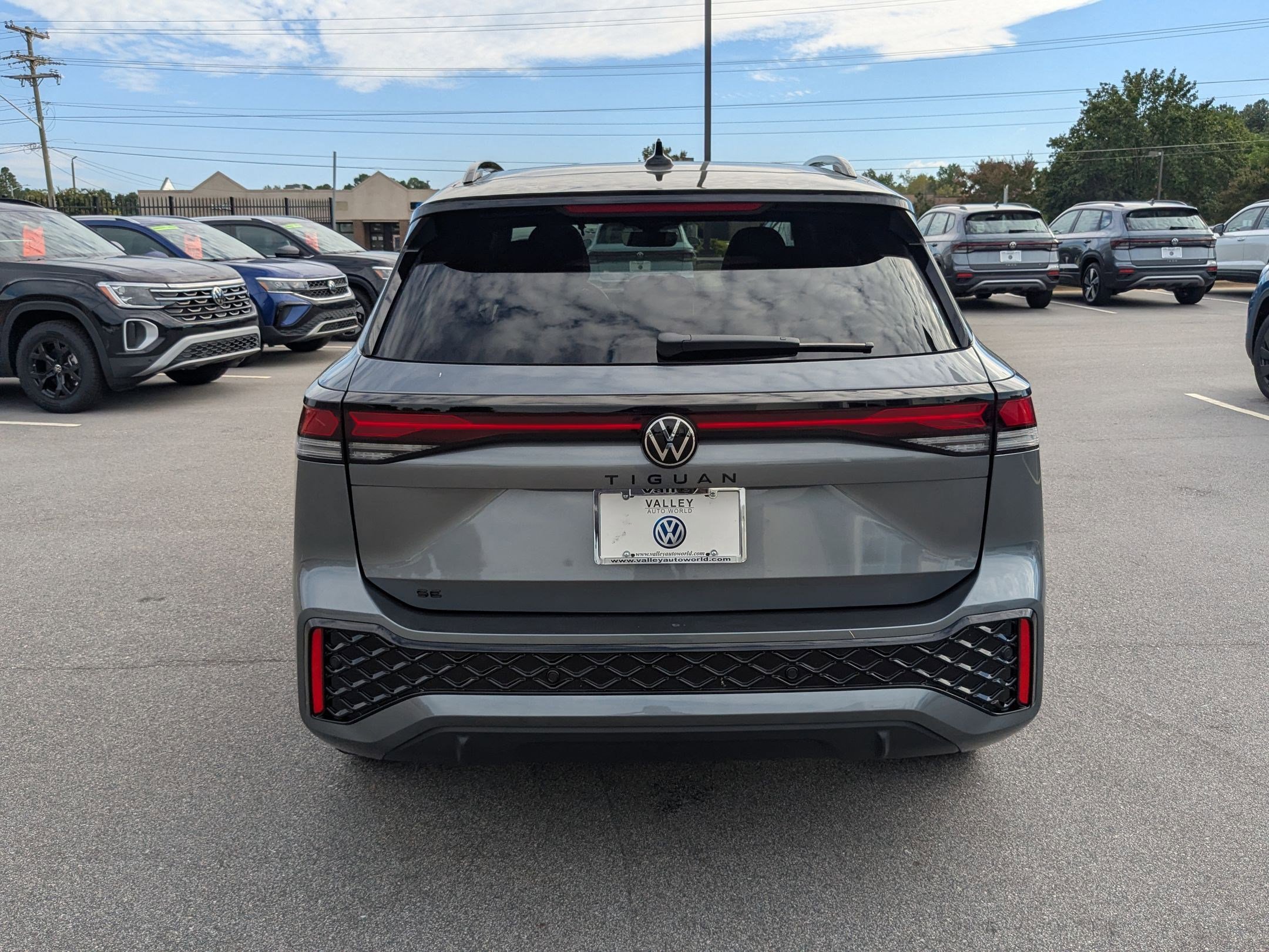 2025 Volkswagen Tiguan SE R-Line Black photo 4