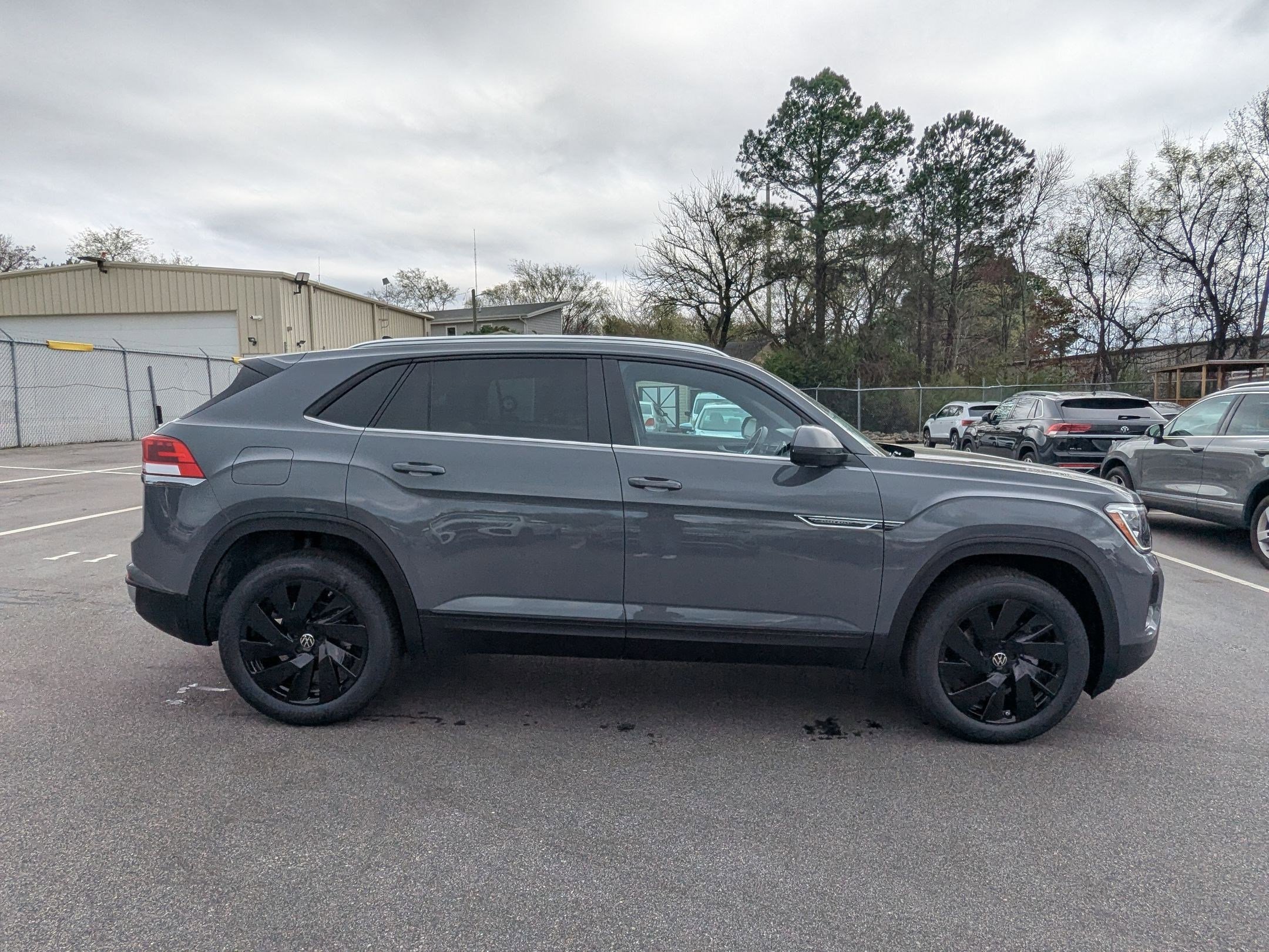 2025 Volkswagen Atlas Cross Sport SE Technology photo 2