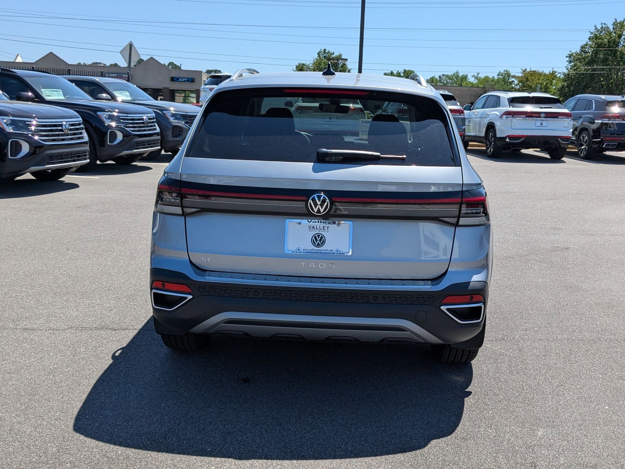 2025 Volkswagen Taos SE photo 4