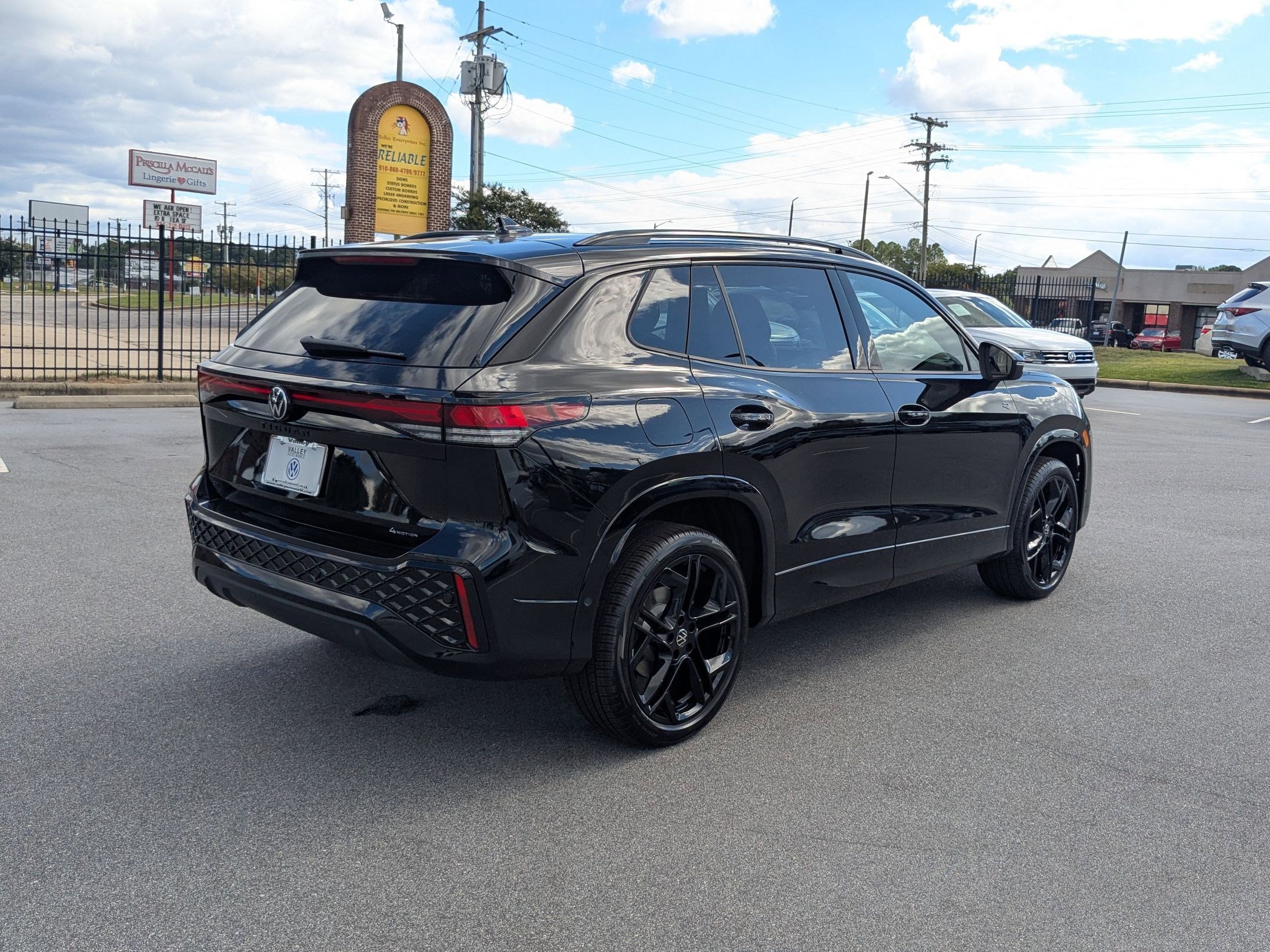 2025 Volkswagen Tiguan SE R-Line Black photo 3