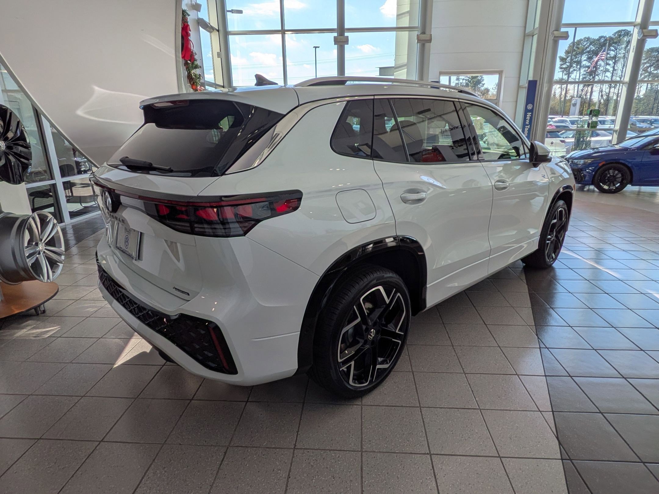 2026 Volkswagen Tiguan SEL R-Line photo 3