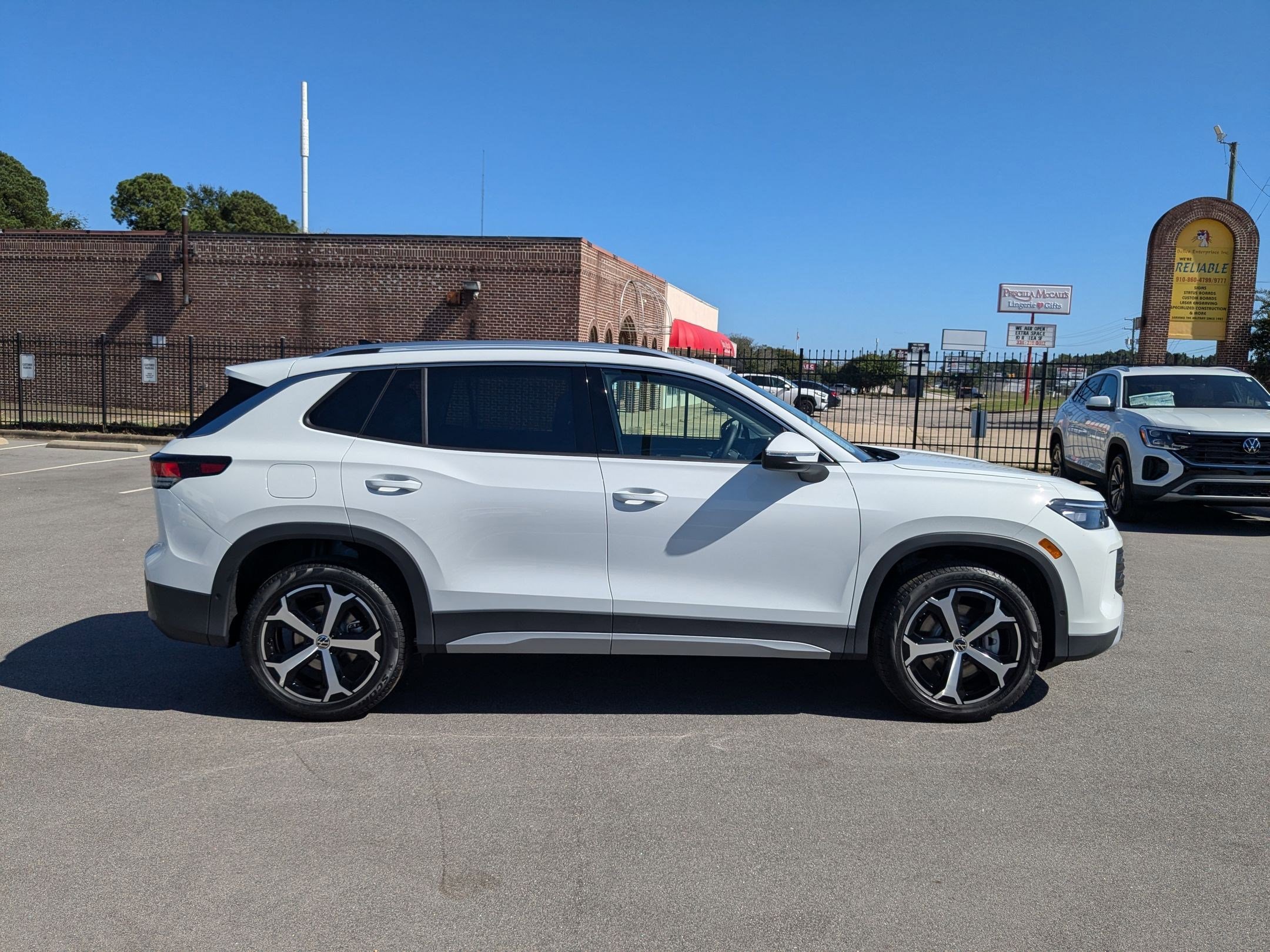 2025 Volkswagen Tiguan SE photo 2