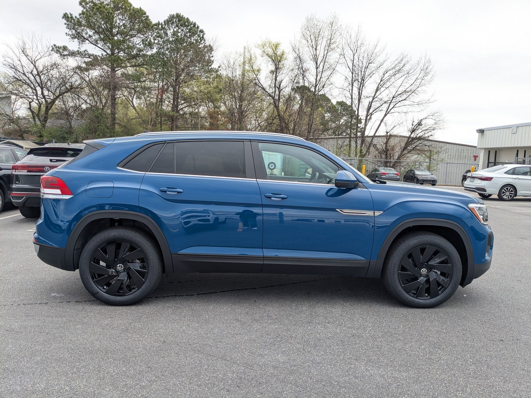 2025 Volkswagen Atlas Cross Sport SE Technology photo 2
