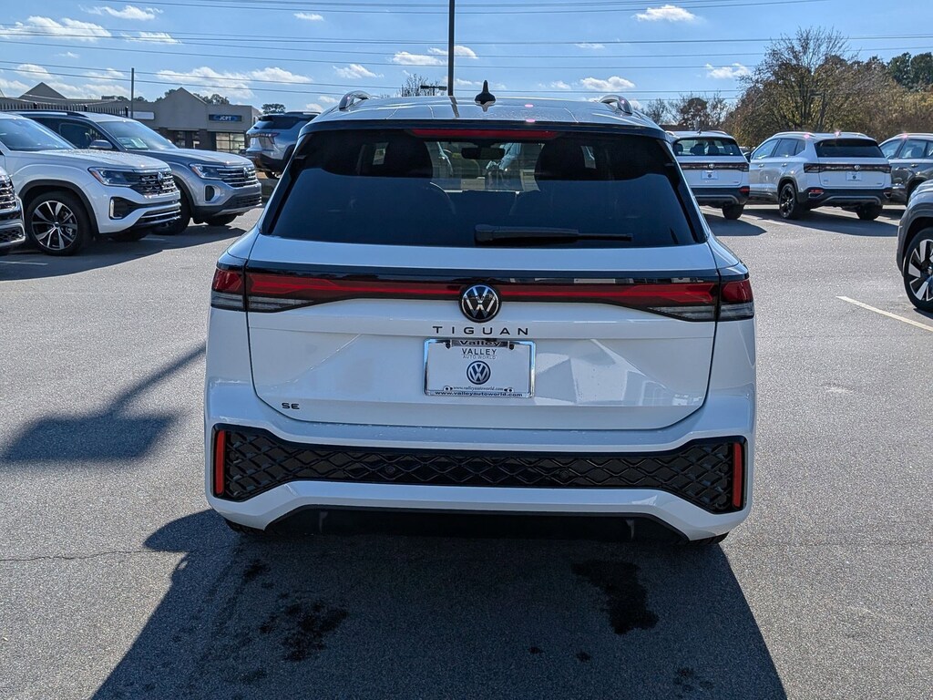 New 2026 Volkswagen Tiguan SE R-Line Black 2.0T SE R-Line Black FWD