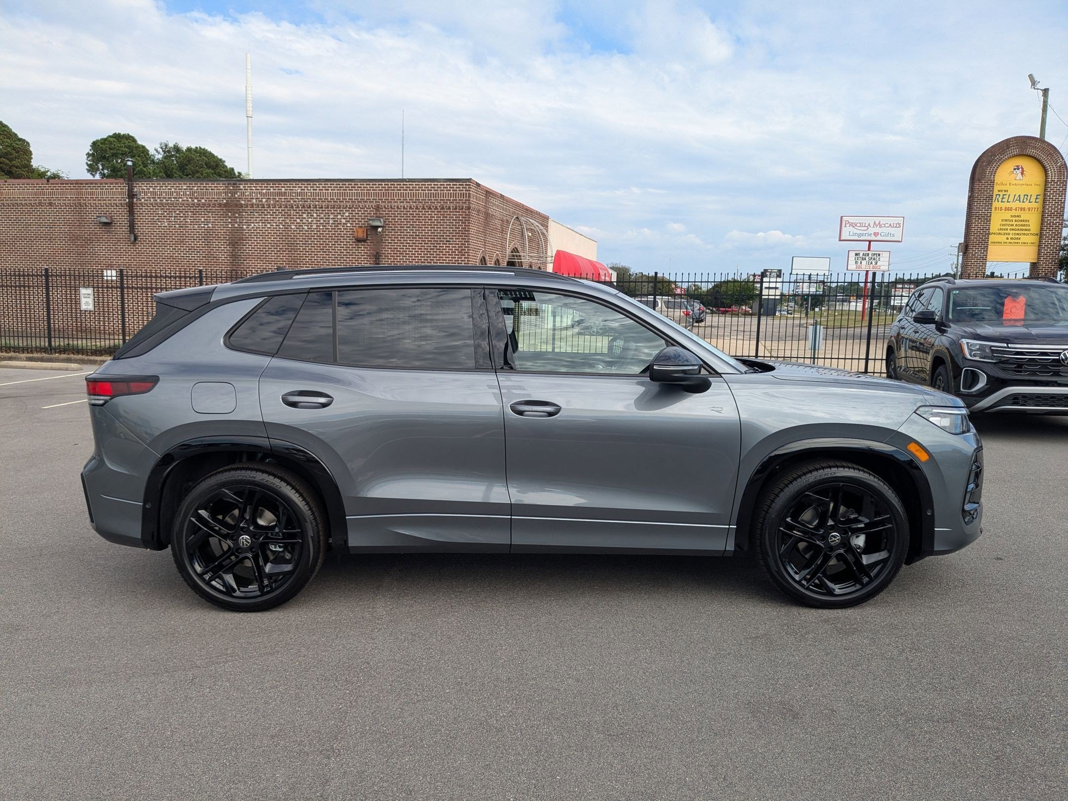 2025 Volkswagen Tiguan SE R-Line Black photo 2