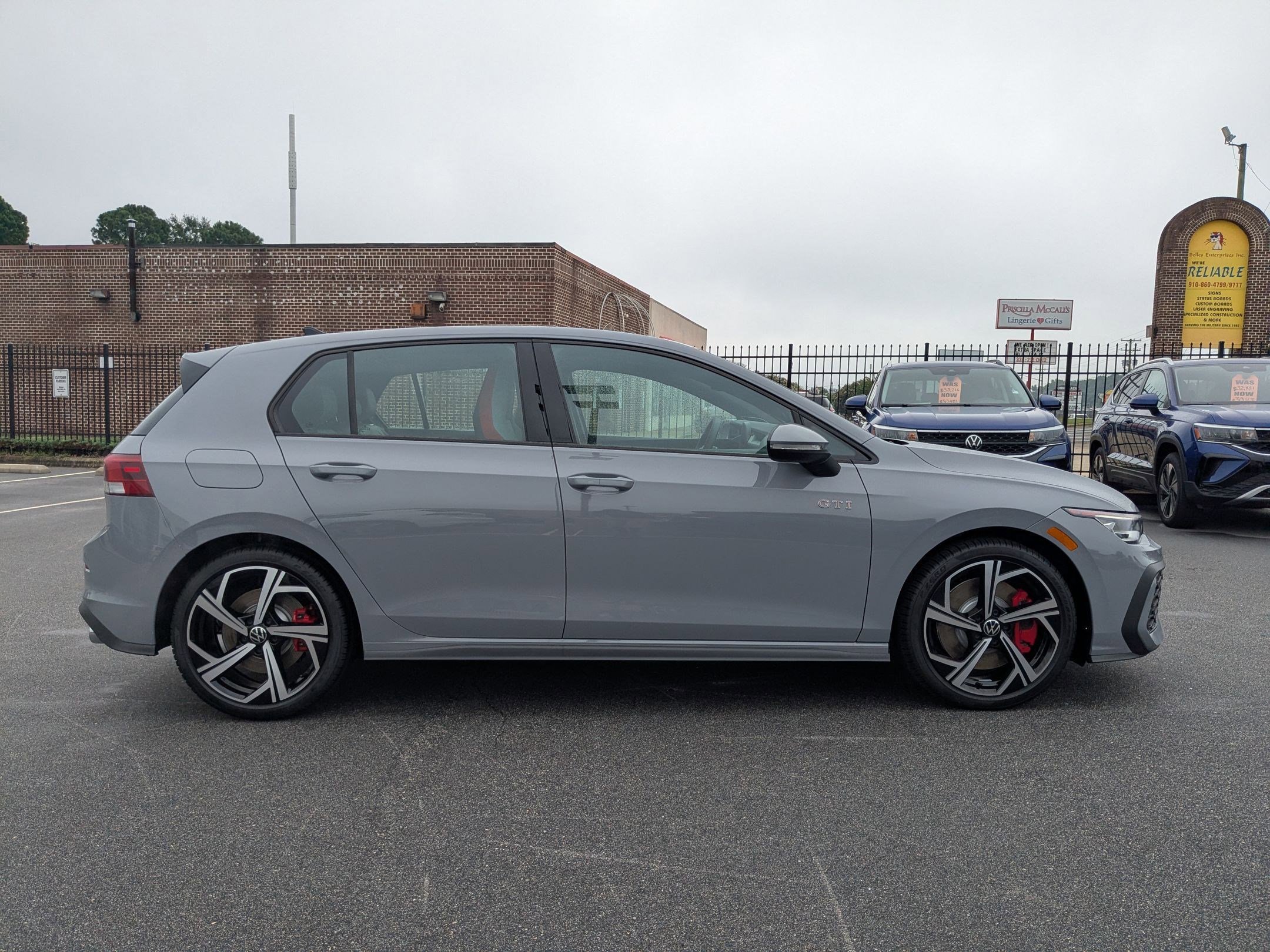 2025 Volkswagen Golf GTI SE photo 2