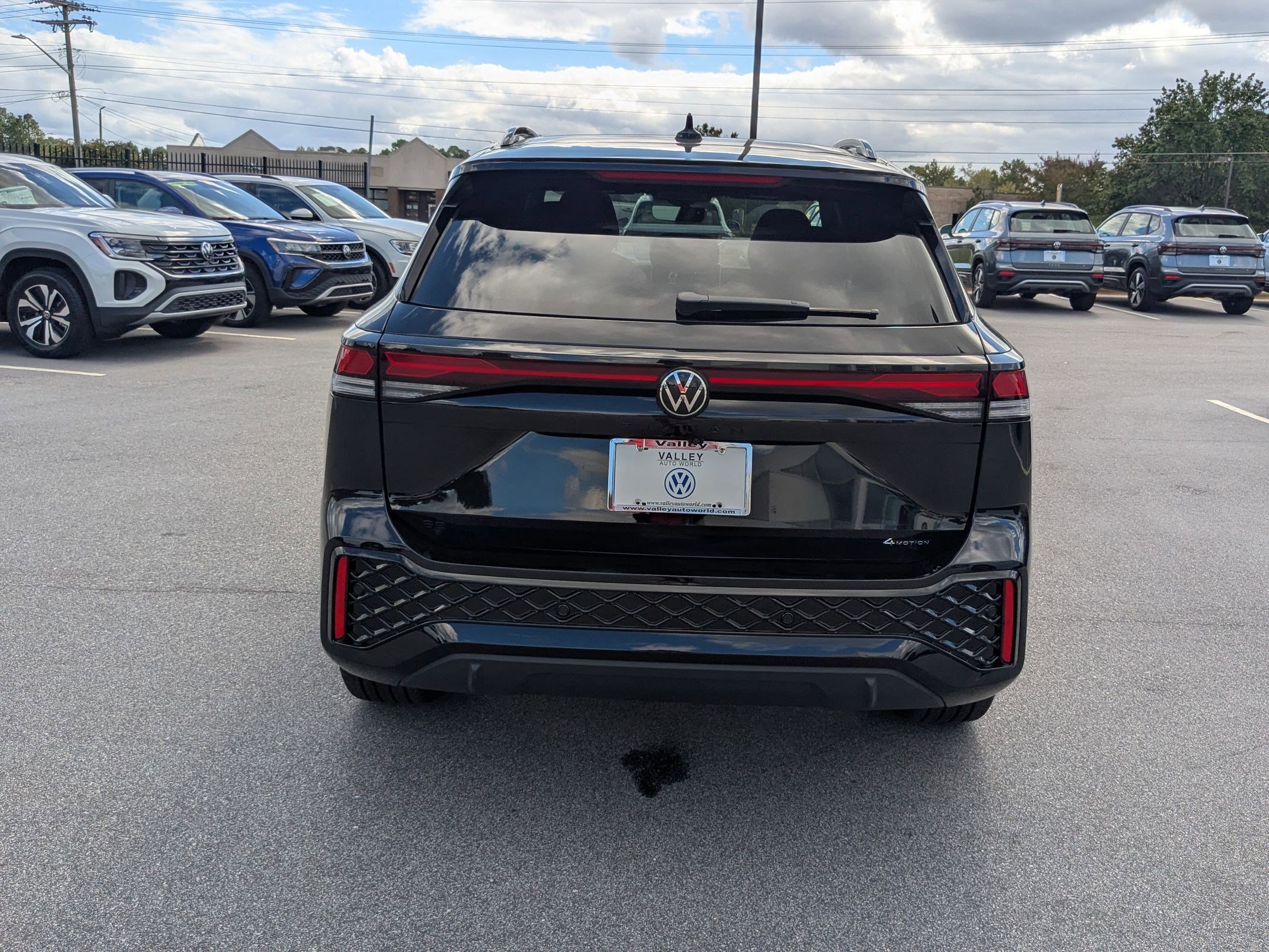 2025 Volkswagen Tiguan SE R-Line Black photo 4